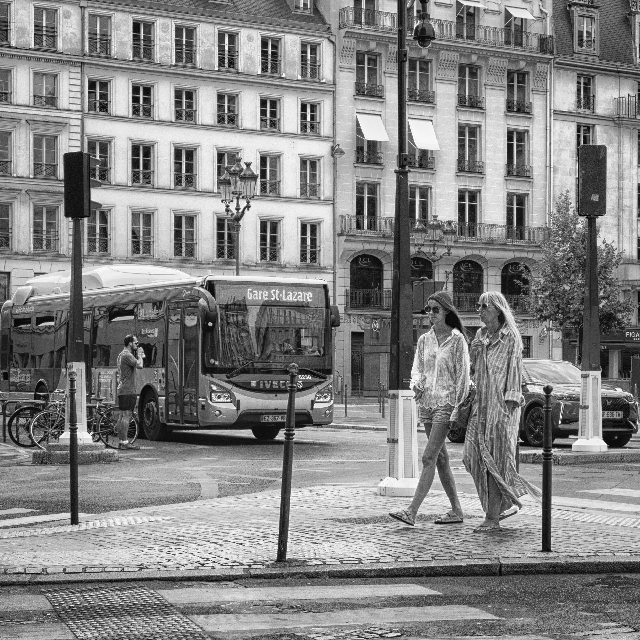 Mother Daughter BW Paris.jpg