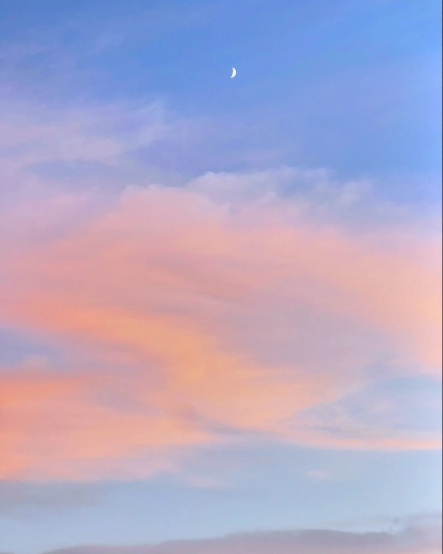 ❤️Take a moment today to pause and connect with your heart.

What does it whisper to you? 
How would it guide you through this day? 

Ask yourself: 
🌀 What truly matters right now? 
🌀 How would my heart choose to respond to challenges? 
🌀 What wor