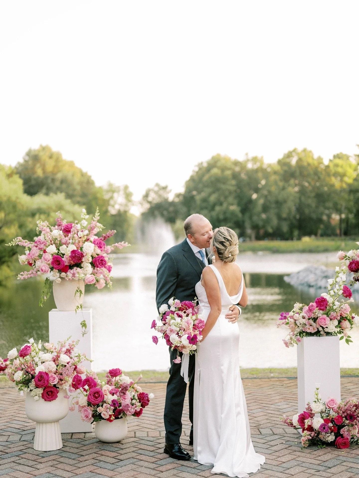 💐 So you&rsquo;re planning your wedding&hellip; and you&rsquo;re scrolling Pinterest, adding flowers to the vision board, maybe wondering where to even start.

Let me give you a few real-deal floral truths that&rsquo;ll make this process smoother (a