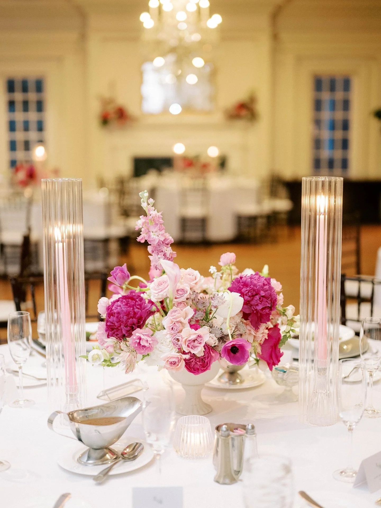The perfect table moment for your guests 💕💕

Behind The Lens|| @heathermrvaphoto 
Venue|| @foundersinn 

#HamptonRoadsFlorist 
#757Weddings 
#TexasFlorist 
#DFWBrides 
#DallasFlorist 
#FloristLife 
#BehindTheBlooms 
#LewisFloralEvents 
#FloristLife