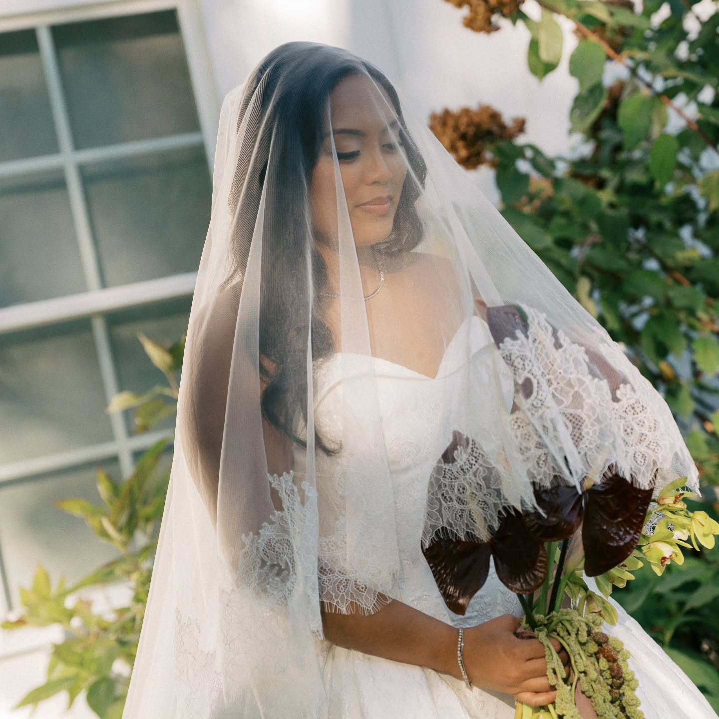 A moment worth pausing for 🤍

Planner: @weddingswithariane 
Behind The Lens: @ezkl__photography 
Venue: @avonleafarms 
Hair: @amandaperry.hair.airbrush 
Makeup: @kirstanlieumakeup 

#weddingflorals
#bridalinspiration
#weddingdesign
#timelessweddings