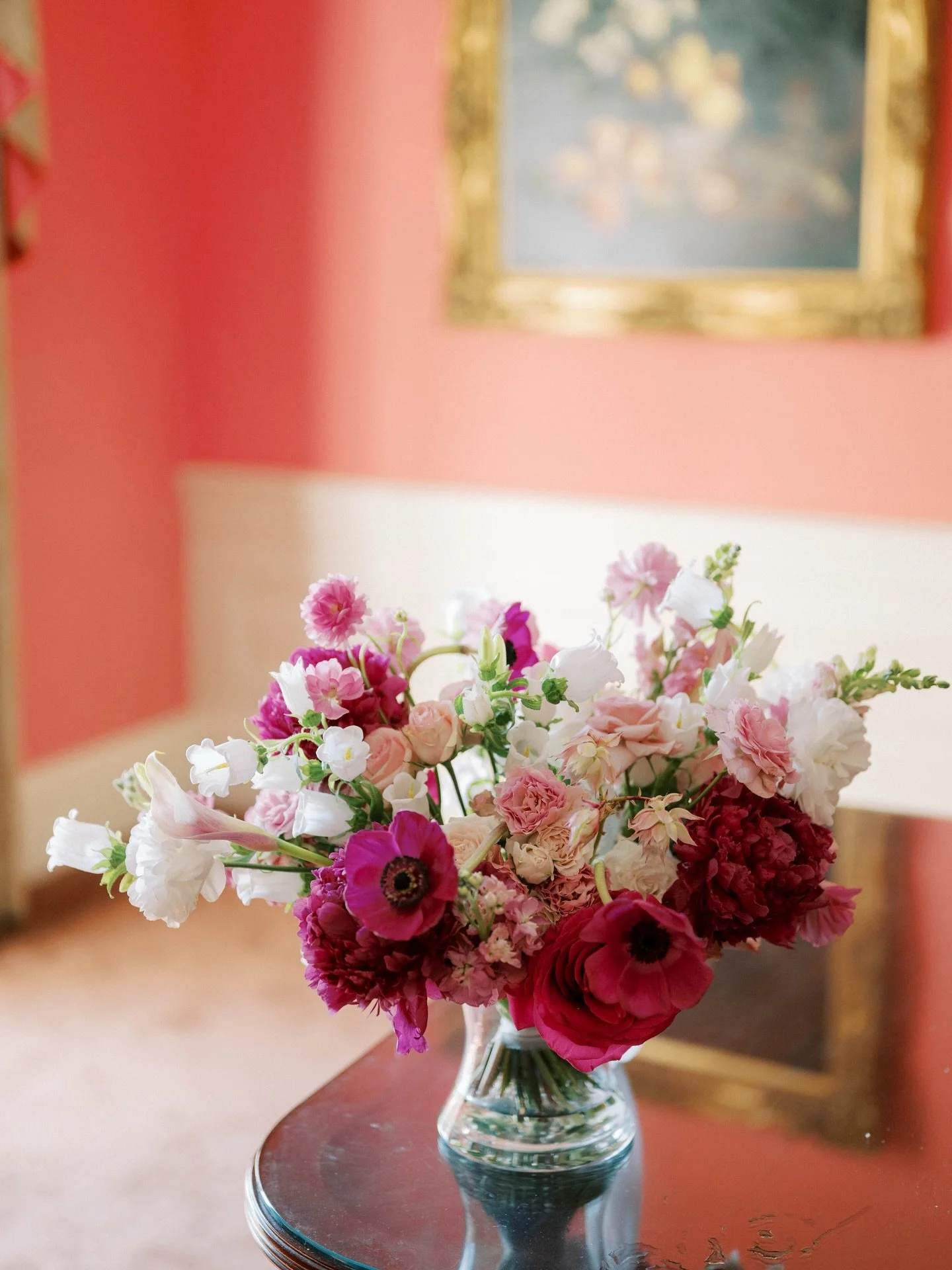 I love her most when she&rsquo;s&hellip;&hellip;a little undone 🩷

Movement, texture, and just enough asymmetry to feel alive.

Not perfect- intentional.

Behind The Lens: @heathermrvaphoto 
Planner: @thehappyhourhostess 

#lewisfloralevents
#dallas