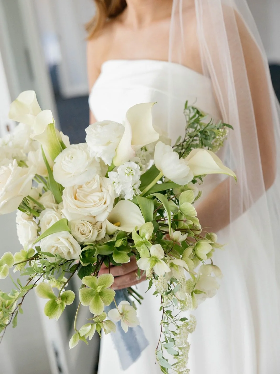 Even in a cast, the work still gets done 🤍

A few favorite floral details from K + J&rsquo;s special day.

Behind The Lens: @cheyennewilliamsonphotography 

#DallasWeddingFlorist #DFWWeddings #LuxuryWeddingFlorist #BridalBouquet #LewisFloralAndEvent