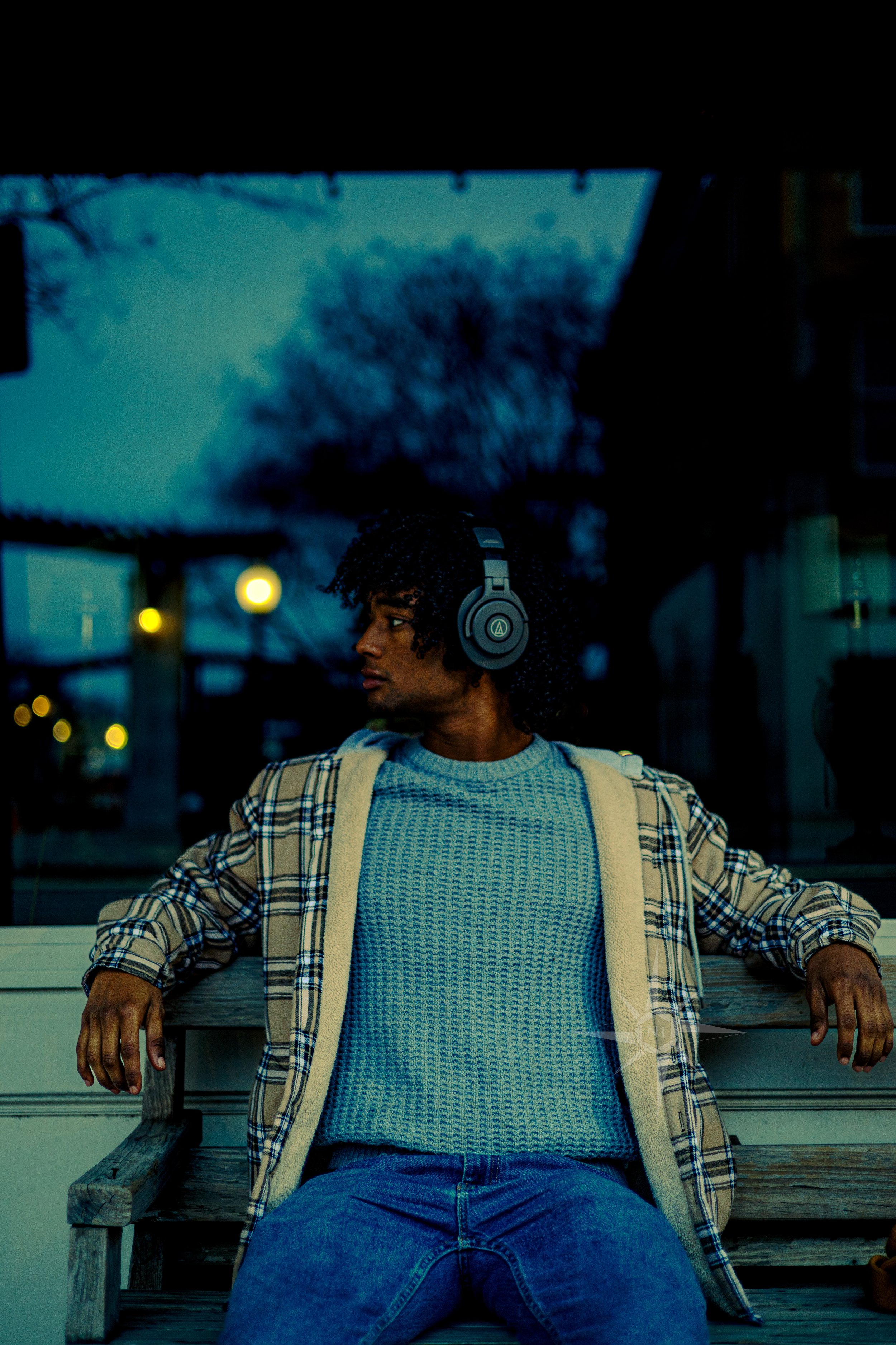 model-artist-downtown-look-overshoulder.jpg