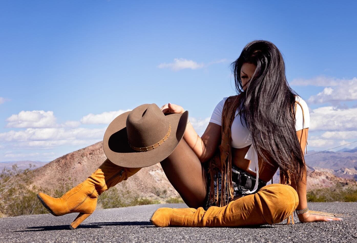 Keep your soul clean and your boots dirty!

#nelsonsghosttown #desert #photoshoot