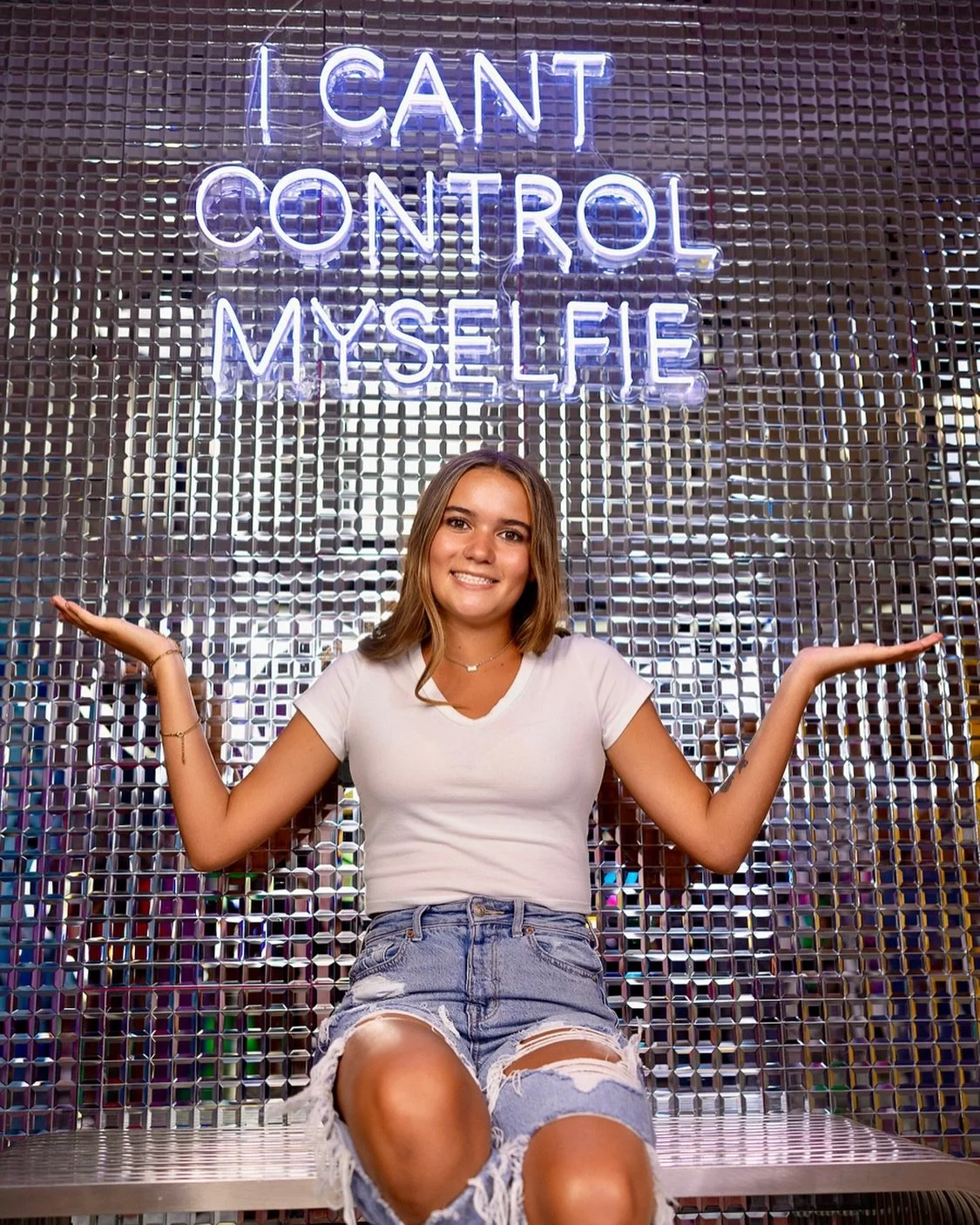 This one is for all you selfie queens out there!
📸 ✨
Never stop loving yourself, but stay humble. Find the balance between confidence and vanity. Your beauty will shine from the inside out! 

Make today great by making someone else&rsquo;s day great