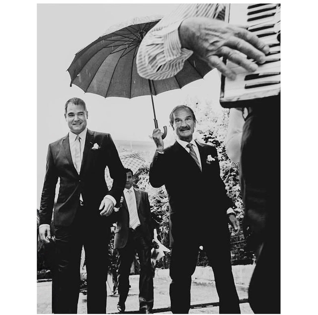 Parga Preveza | Raining Wedding Day Through Golden Moments By @mene_wedding_photography 
.
.
.
.
#weddingphotographer #mene_wedding
#weddingingreece #athens #preveza