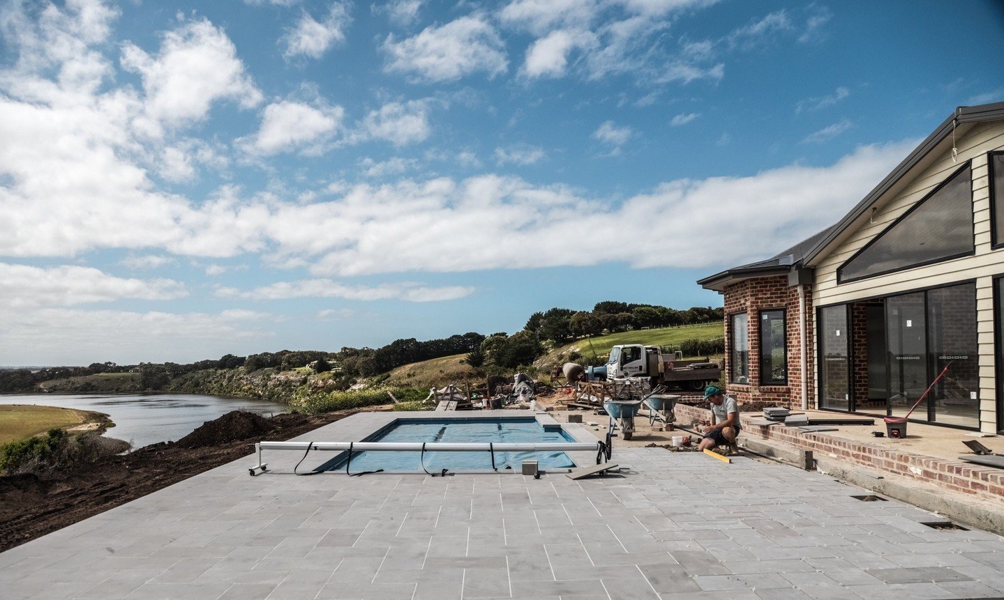 Dreamy scenes on Hopkins River, with an outdoor pool freshly landscaped with Bluestone. ⁠
⁠
Pool: @conquestpools3280 
Stone: @rmstraders 
⁠
#mjwalshlandscaping #landscapingwarrnambool #gardendesign #landscapeconstruction #warrnambool #outdoorpools #b