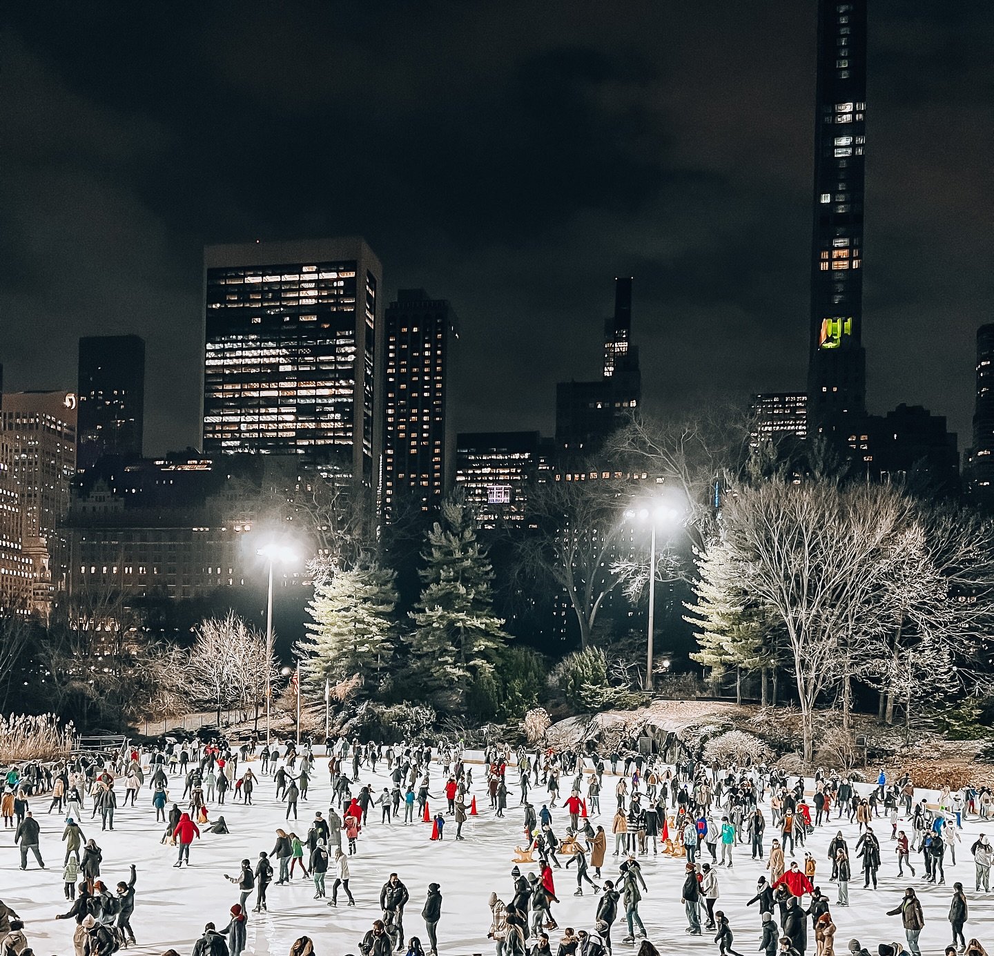 🎄🎅🏻⛸️ 🗽🍎Tag a friend who loves NYC!
#sippsinthecity #christmasinnewyork #customitineraries