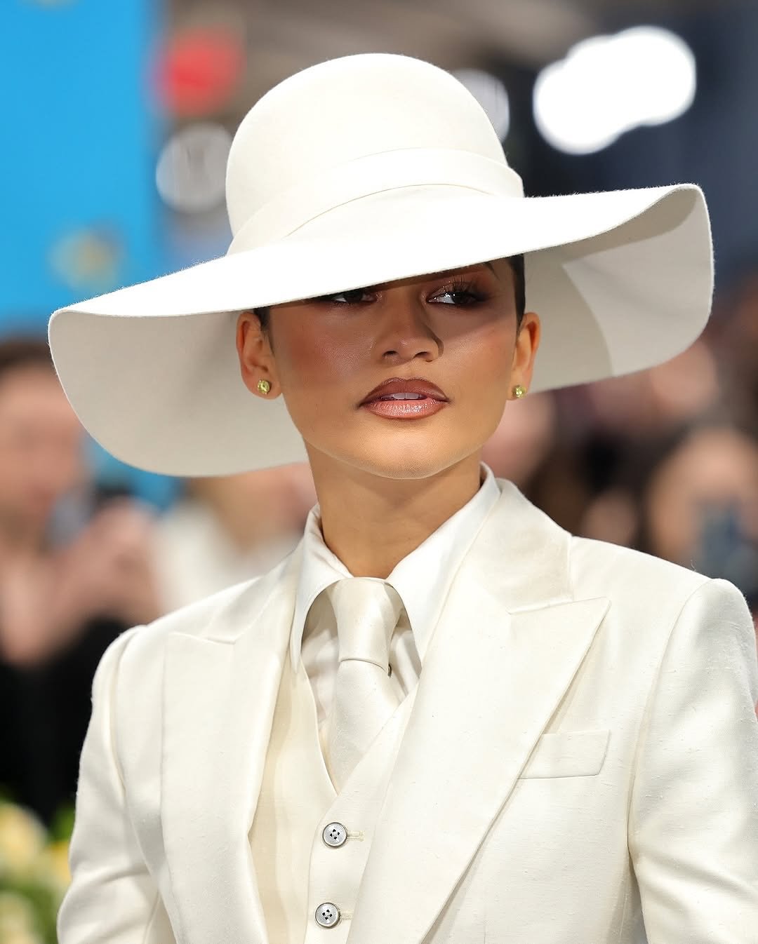 @zendaya didn’t walk in. She arrived. Honestly all she needs is a cane and she’s be the epitome of “1970’s Times Square Pimp Chìc” and im here for it.
Flawless! Bravo @luxurylaw 👏🏼👏🏼
ꜰᴏʟʟᴏᴡ ᴛʜᴇ ᴄɪɴᴇᴍᴀ ɢʀᴏᴜ