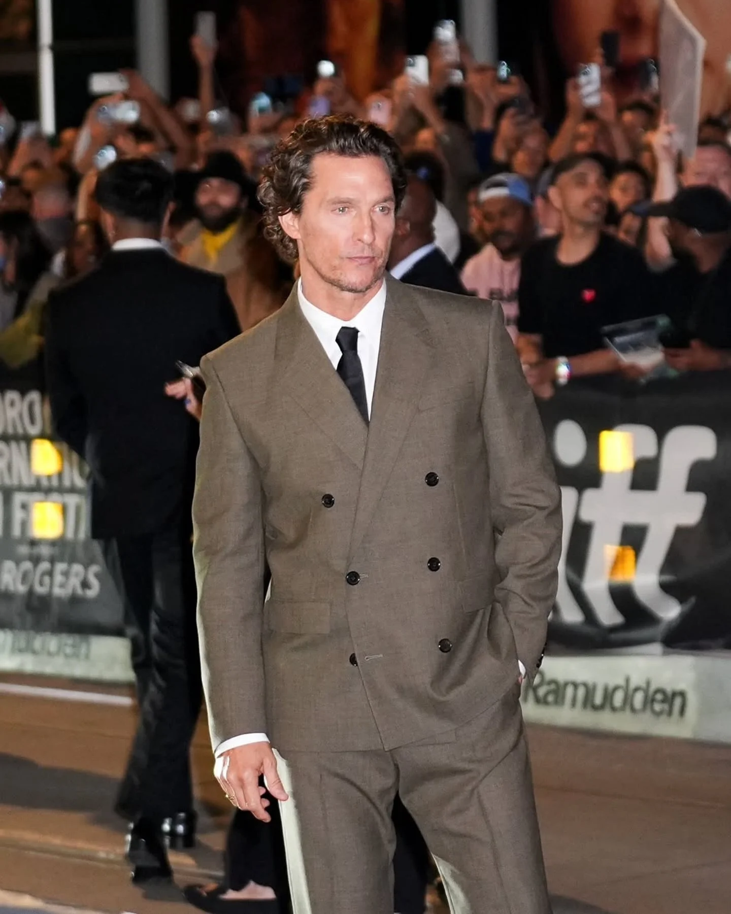 In Photos: #TIFF50 Day II &ndash; Pt. III
Matthew McConaughey, Shailene Woodley, Jamie Lee Curtis, and more lit up the Toronto red carpet as Day 2 continued with more star power and festival buzz.

ꜱᴛᴀʏ ᴜᴘ-ᴛᴏ-ᴅᴀᴛᴇ ᴡɪᴛʜ ᴀʟʟ ᴛʜɪɴɢꜱ ꜰᴇꜱᴛɪᴠᴀʟ ꜱᴇᴀꜱᴏɴ

ꜰᴏʟ