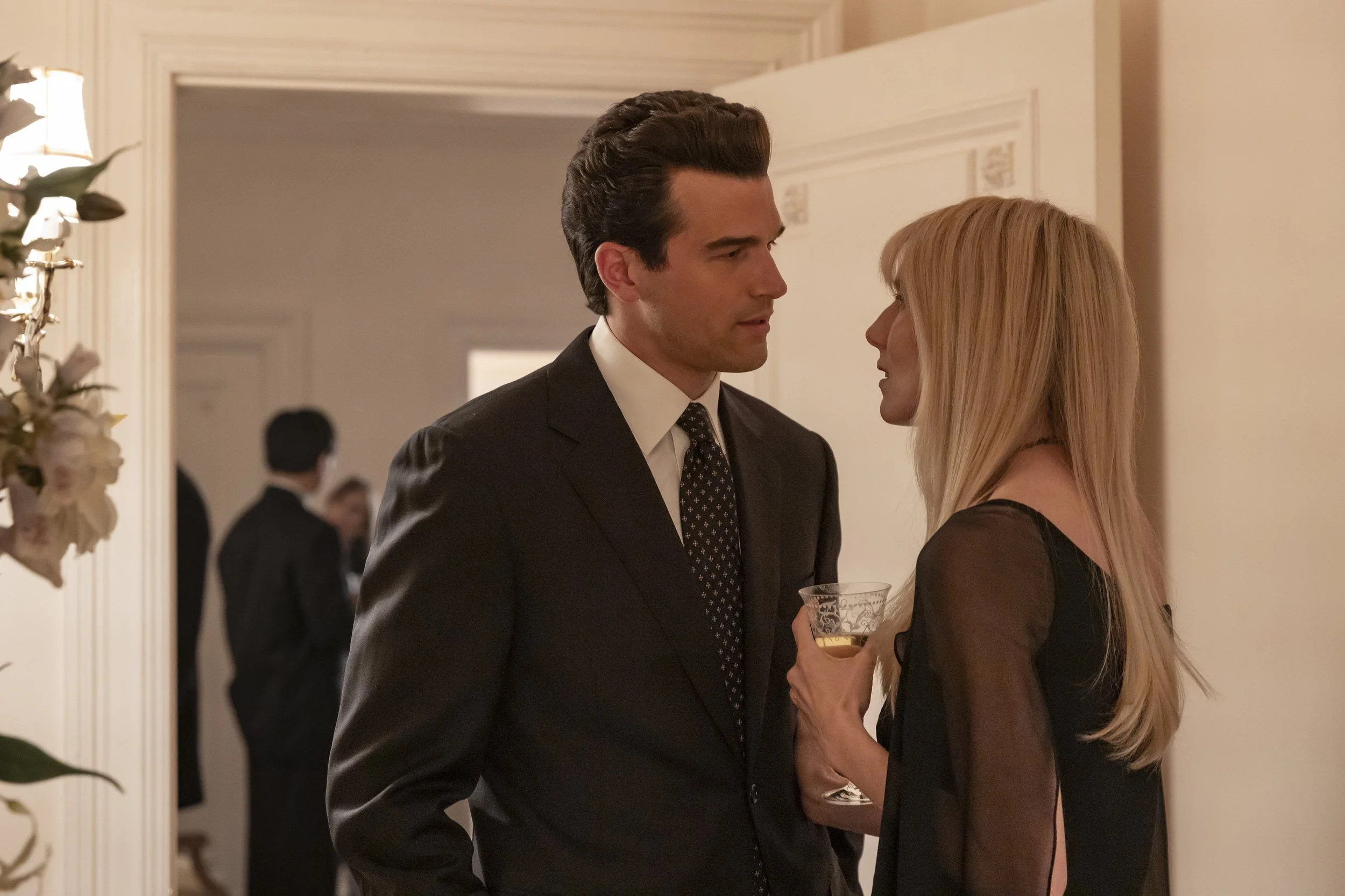  FX's Love Story: John F. Kennedy Jr. & Carolyn Bessette -- "America's Widow" -- Season 1, Episode 3 (Airs Thurs., February 12) -- Pictured: (l-r) Paul Anthony Kelly as John F. Kennedy Jr., Dree Hemingway as Daryl Hannah. CR: Eric Liebowitz/FX. 