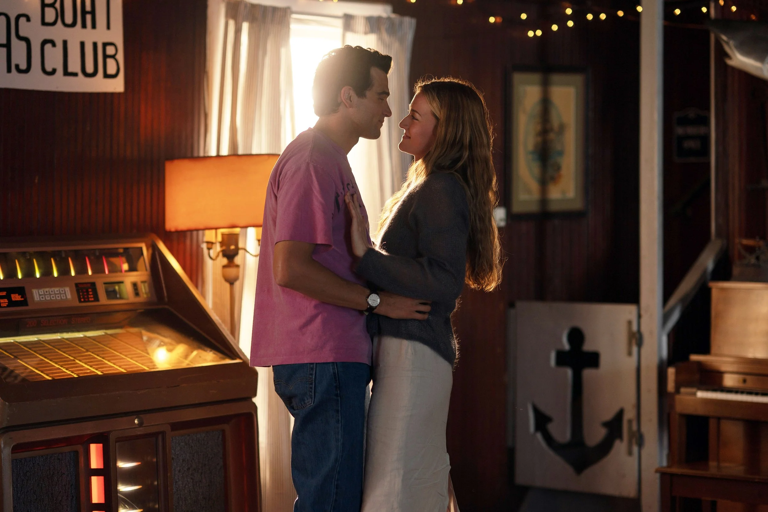  FX's Love Story: John F. Kennedy Jr. & Carolyn Bessette -- "I Love You" -- Season 1, Episode 4 (Airs Thurs., February 19) -- Pictured:  (l-r) Paul Anthony Kelly as John F. Kennedy Jr., Sarah Pidgeon as Carolyn Bessette. CR: FX 