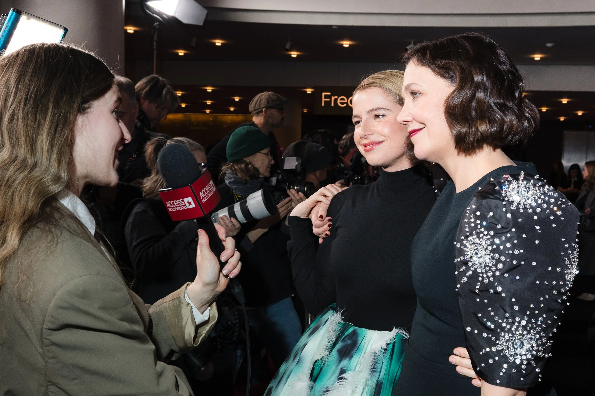 Jessie Buckley and Maggie Gyllenhaal 