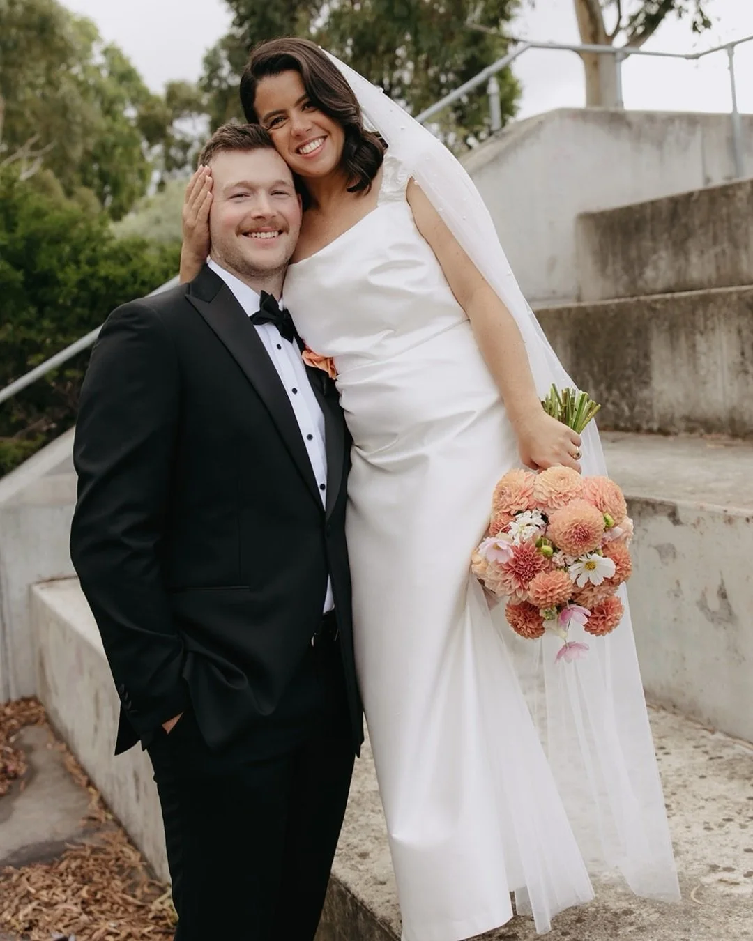 Alana &amp; Dan 💛🧡🤎 Yes, their height difference is impressive, but not the only eye-catching detail of their wedding day.

Their color palette for their florals and bridal party was like an autumnal tequila sunrise🌅 They got ready at the same cu
