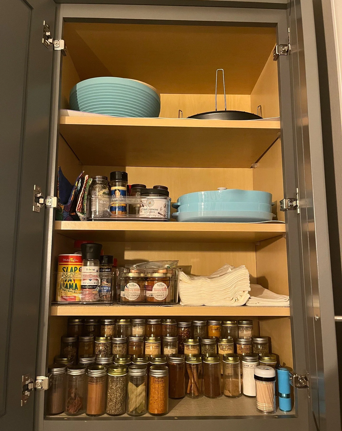 After &amp; Before. It&rsquo;s fun when you get to organize a cabinet you also designed!

#ProfessionalOrganizer #HomeOrganizer #Before&amp;After