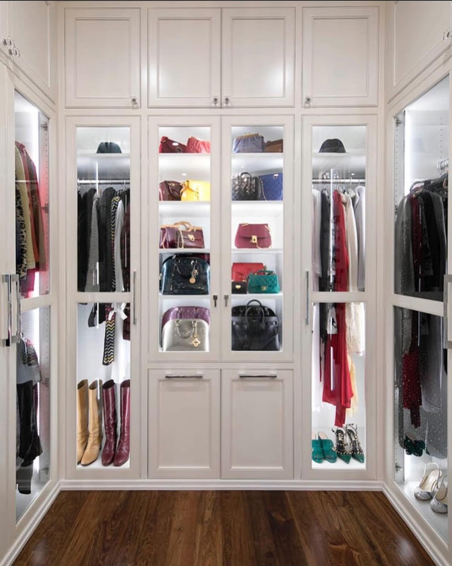 How can you elevate your closet? Add some lighting to it! 

#electrician #electricalcontractor #lighting #closet #custombuilt