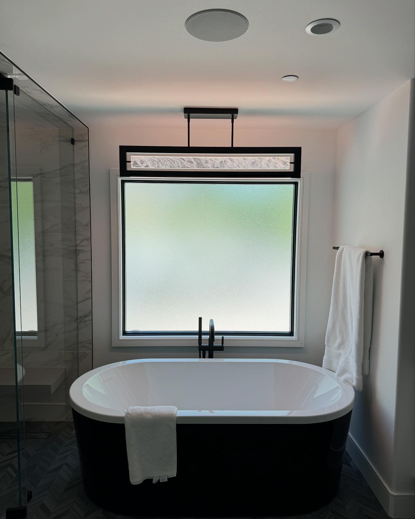 Some recent Tub chandeliers we have installed in our favorite neighborhood. 
#electrician #chandelier #hiddenhills #tub #contractor