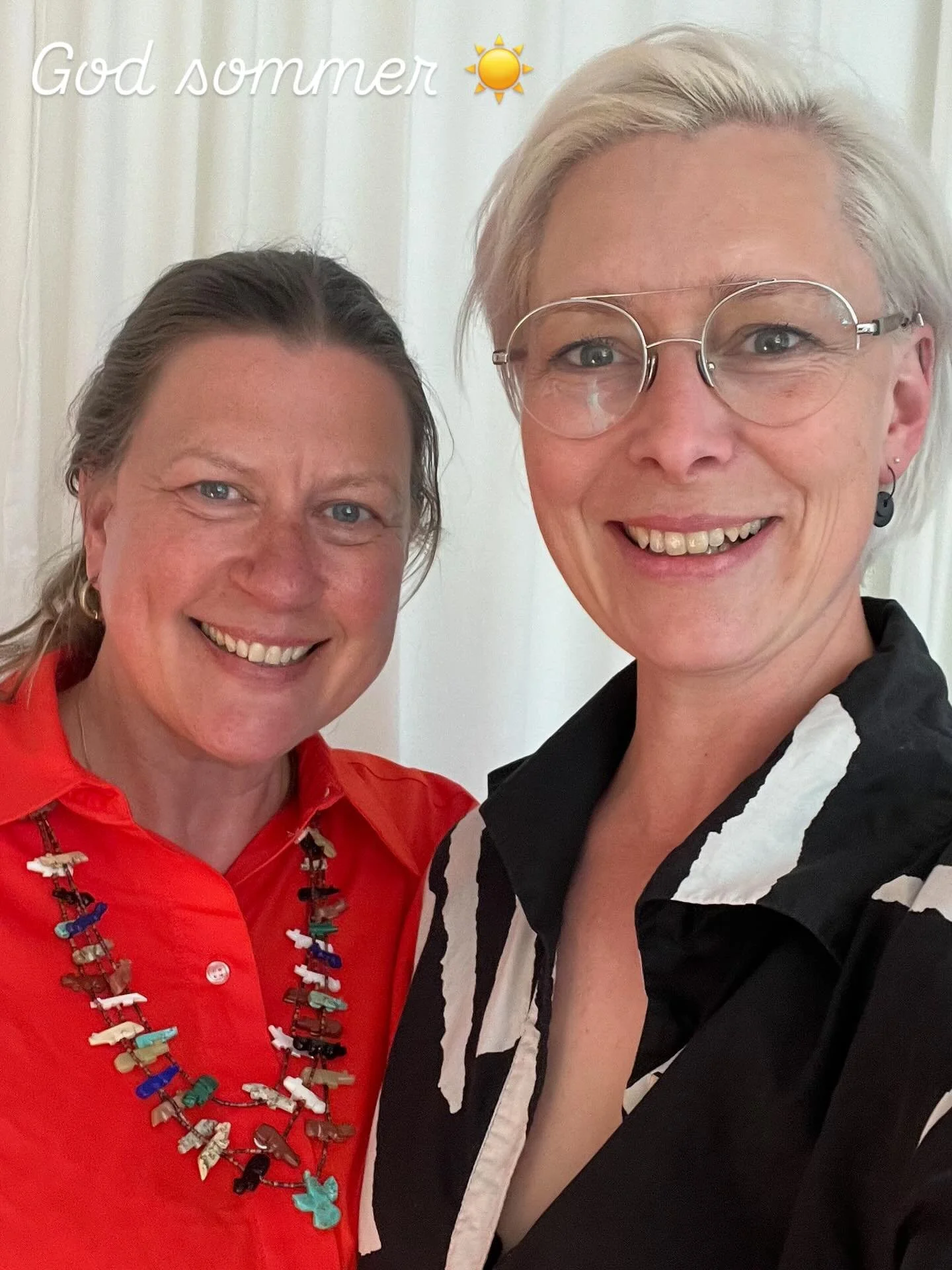 Vi ønsker alle en rigtig dejlig sommer ☀️ 
Mia er allerede stukket afsted på ferie og Zarah har i dag haft de sidste klienter på denne side af sommeren.
Vi ser som altid frem til at byde alle godt velkomne igen på den anden