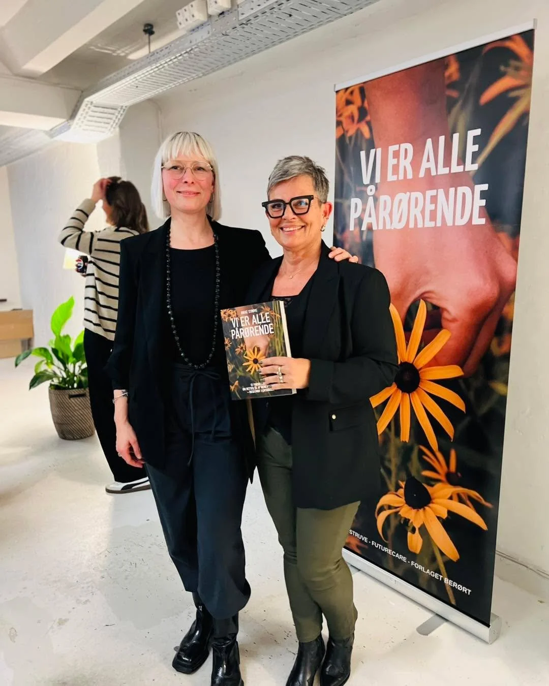 I dag str&aring;ler Rikke Struve fra Futurecare  og det med god grund✨✨✨ For hun har skrevet en vigtig bog, som vi i dag var med til at byde velkommen til verdenen! 
Bogen &ldquo;Vi er alle p&aring;r&oslash;rerende &ldquo; er 12 fort&aelig;llinger om