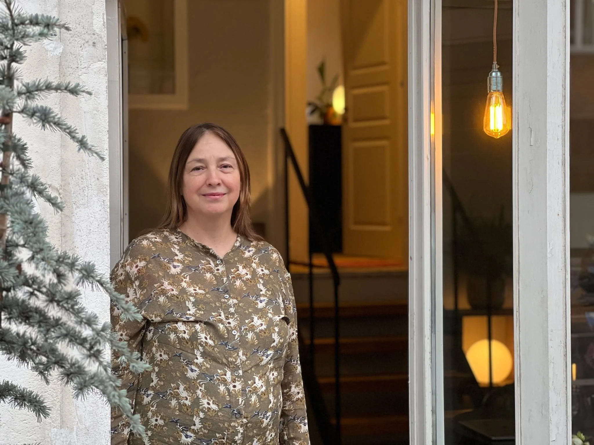 Byd velkommen til Sofie, vores nyeste ansigt i klinikken 🎉
Sofie har med sin mange &aring;rs erfaring dyrebar viden om p&aring;r&oslash;rendefeltet. Bl.a. har hun arbejdet i OPUS, er en haj til stressbehandling og har desuden et hjertet, der br&aeli