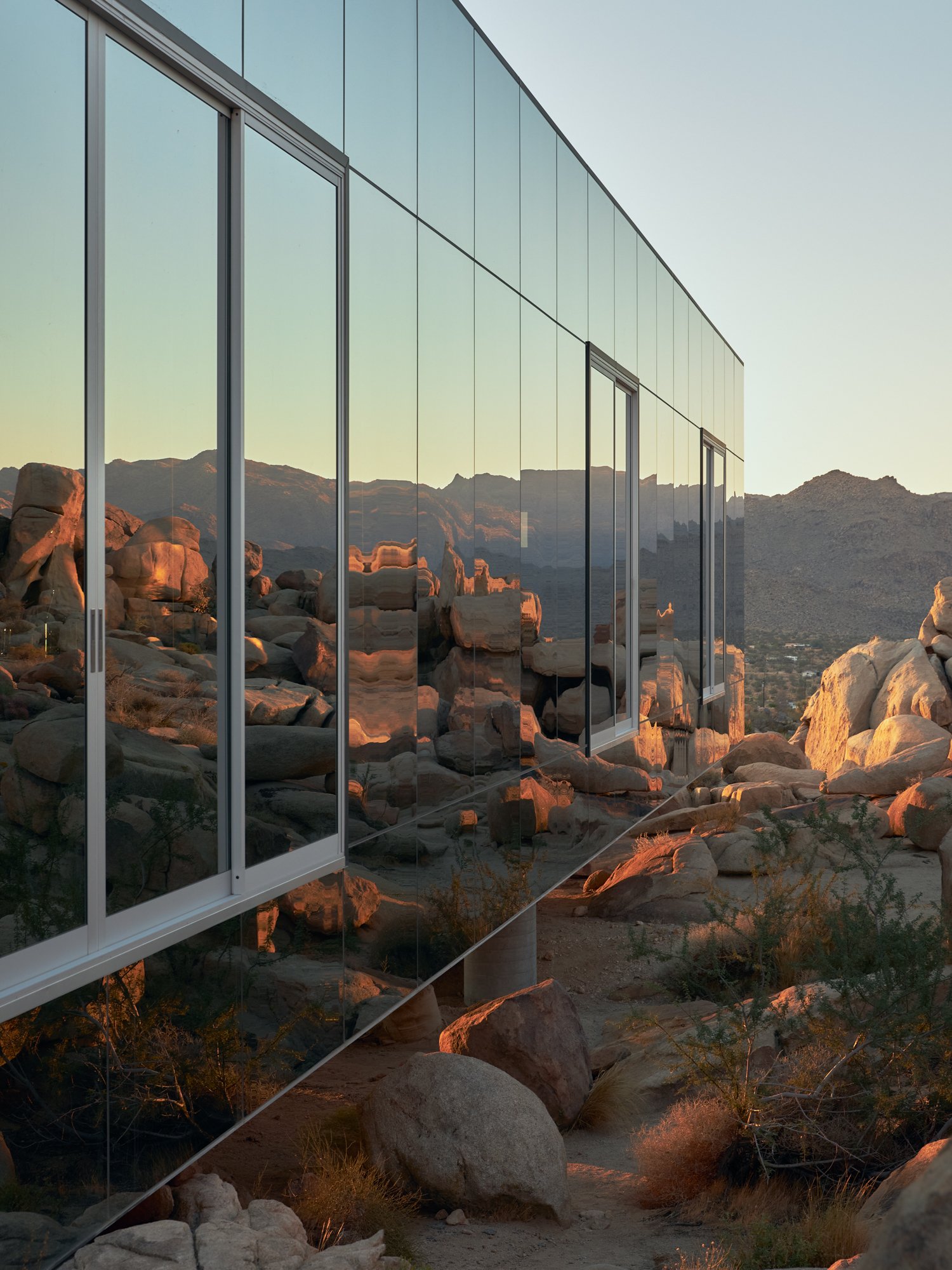 Filmland-Invisible-House-Joshua-Tree-46-living-2.jpeg