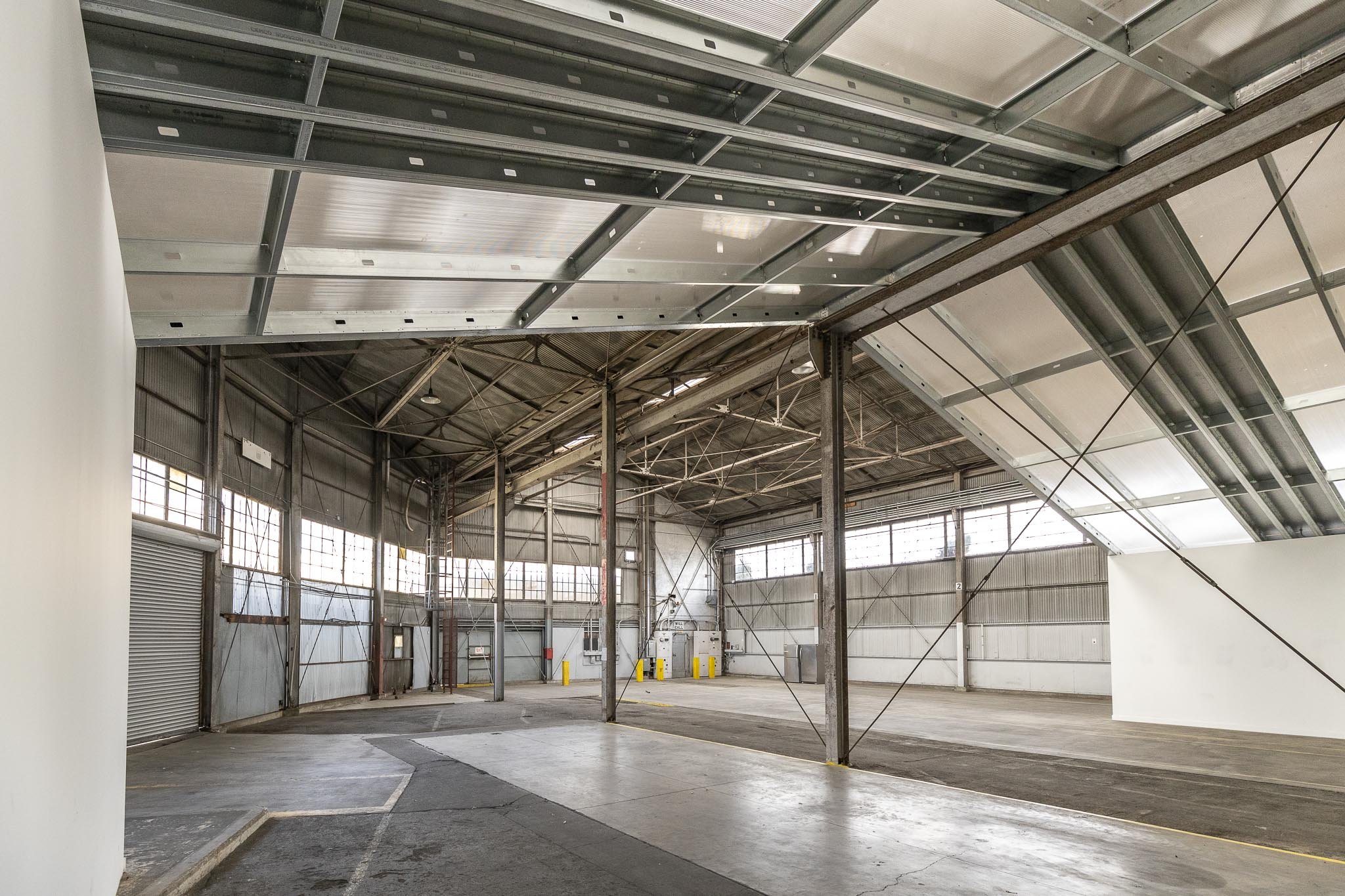 high bay warehouse filming location Los Angeles, warehouse film location 30 foot ceilings LA, 24 foot grid filming location Los Angeles, column free warehouse film location LA, industrial warehouse film location Los Angeles, automotive film location 