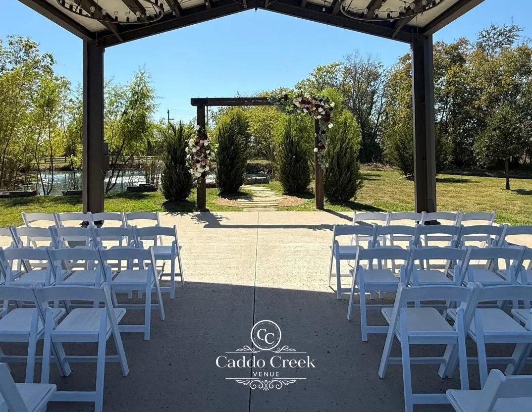 Pabellón junto al lago para la bendición de quinceañera en Caddo Creek Venue en Greenville, Texas
