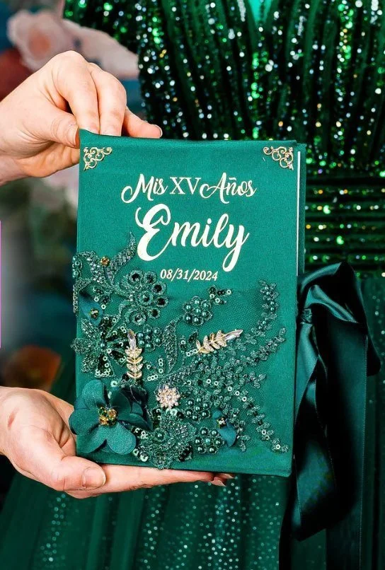 Recuerdo personalizado de quinceañera en verde esmeralda bordado con Mis XV Años, nombre y fecha
