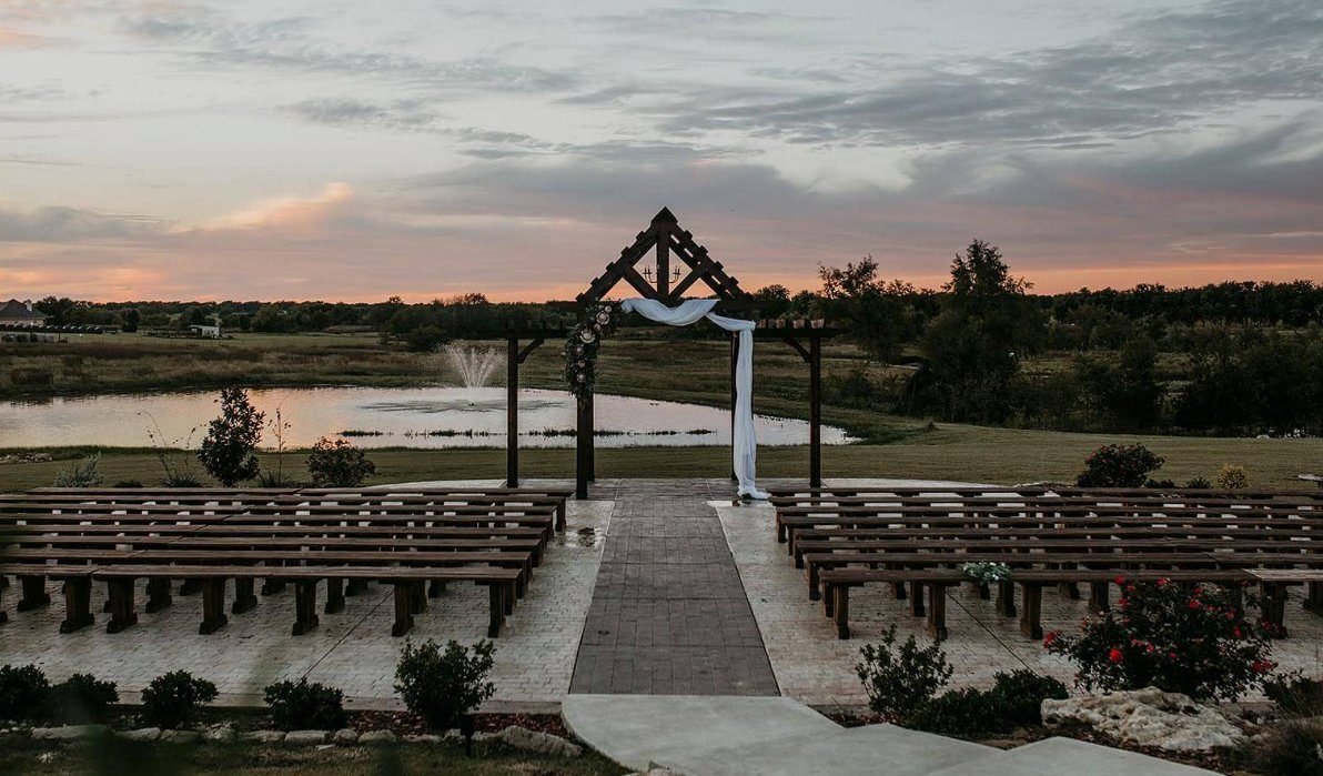 Espacio ceremonial al aire libre con pérgola frente al estanque en Hawthorn Hills Ranch cerca de Krum, Texas