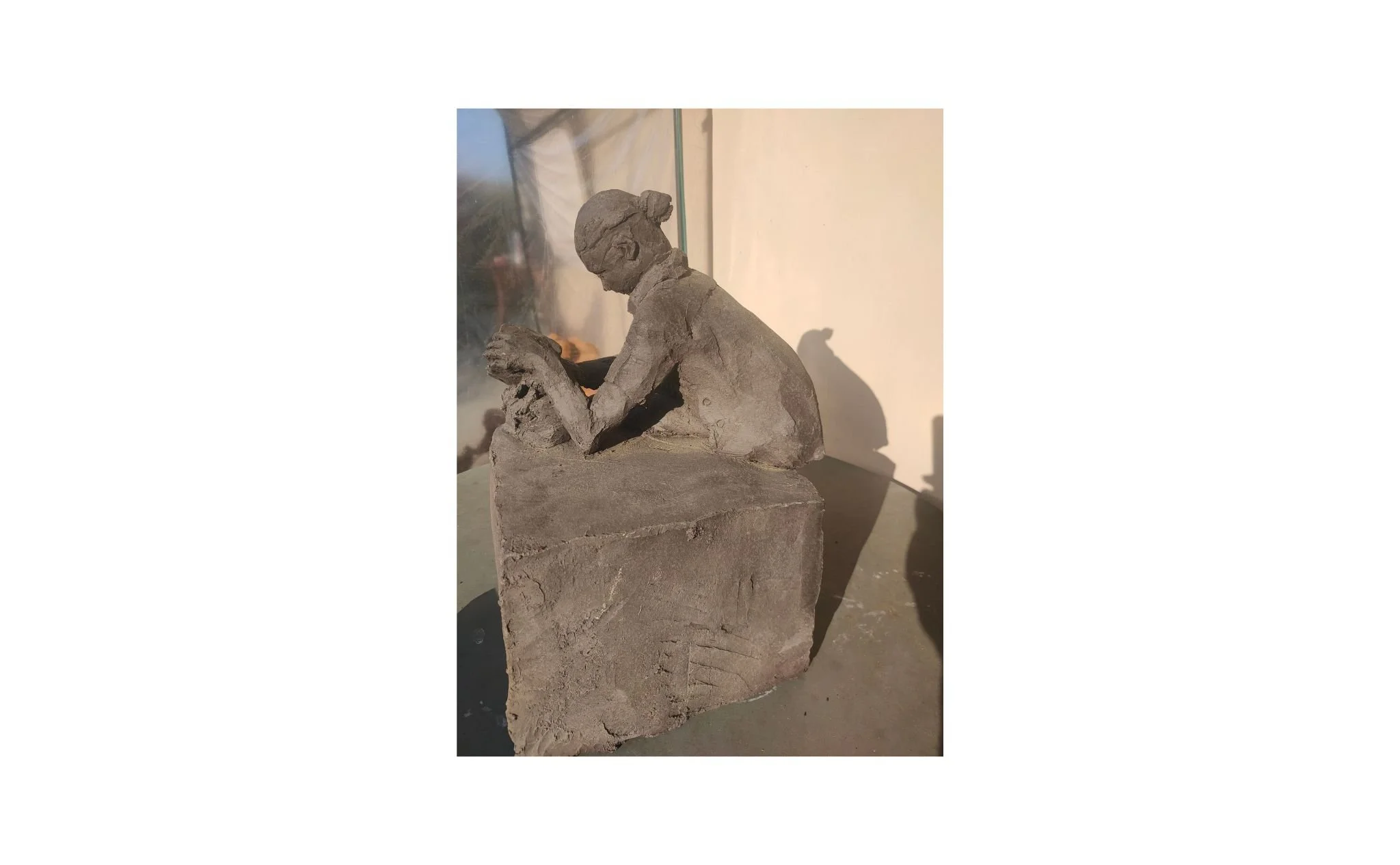 Il lit sur le cube.jpg