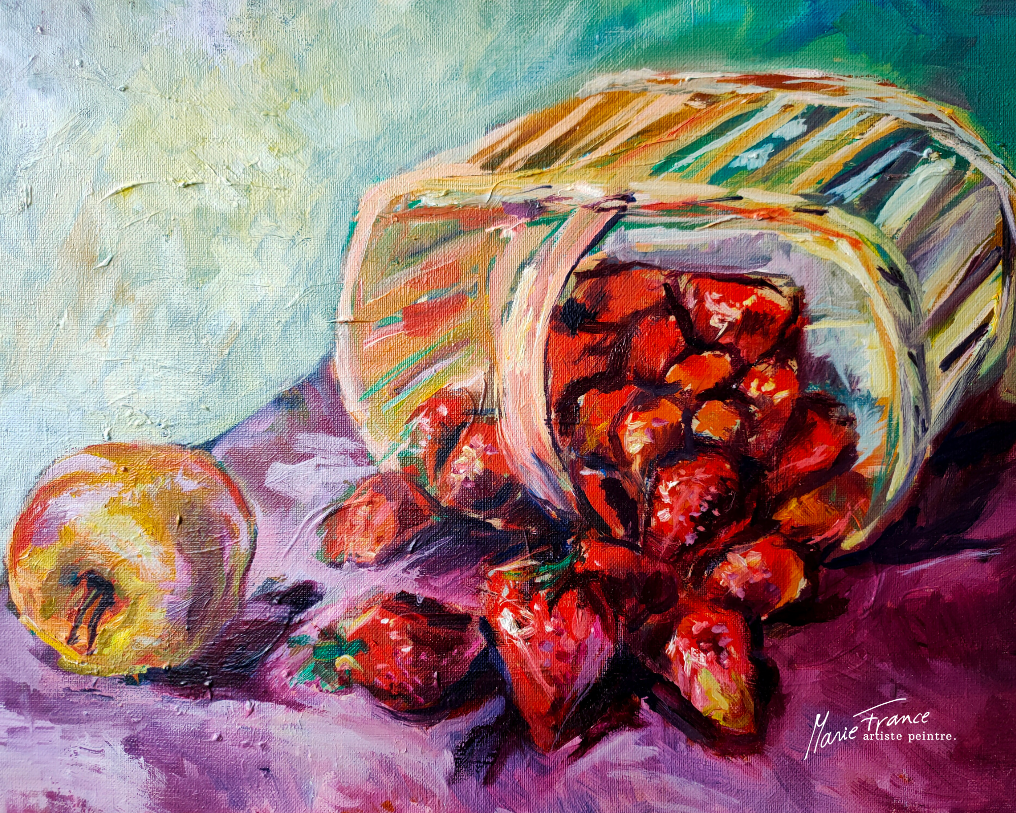 Une peinture représentant un pot en verre rempli de fraises, avec une pomme à gauche, sur une surface violette, signée de l'artiste Marie France.