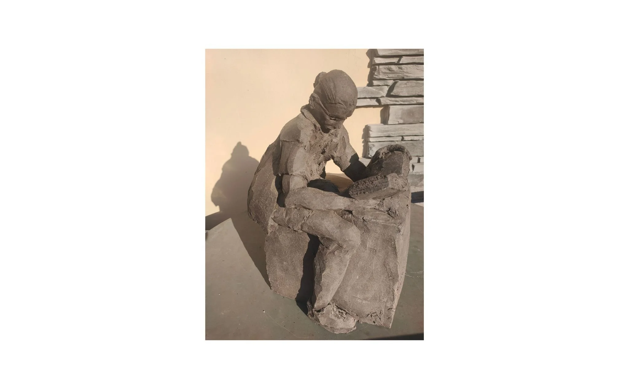 Sculpture Contemplative en Argile "Il lit sur son cube"
