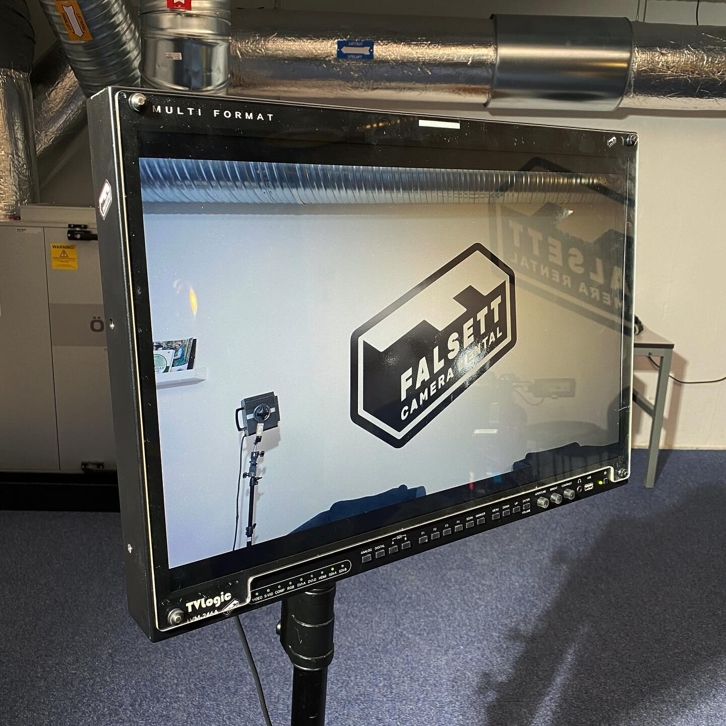 Big fat monitor alert!!🚨 we now have a 24&rdquo; TVlogic monitor available for rent. It has all the pro features you&rsquo;d expect as well as a tilt/swivel mount that turns 90&deg; for those of you who find yourself shooting vertically.