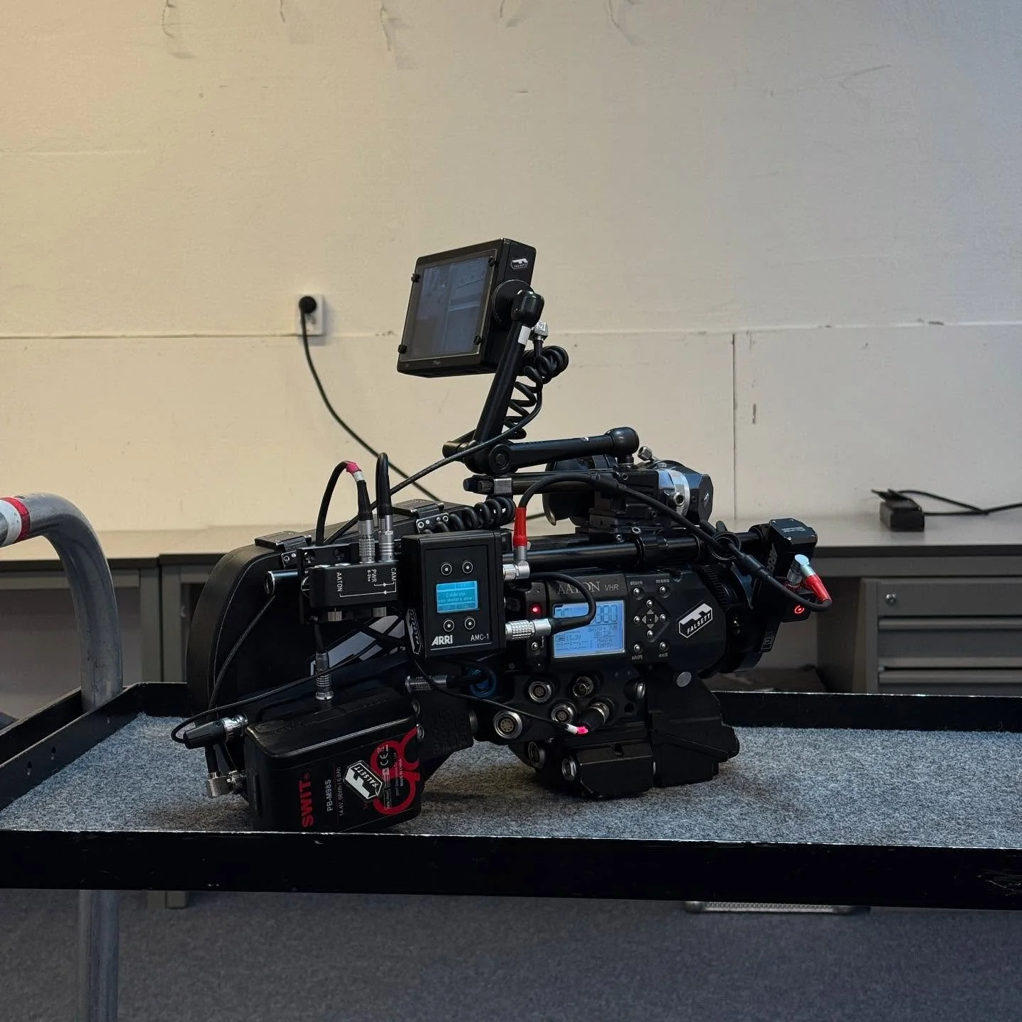 We updated our Aaton Xtera 16mm with a new v-lock battery plate, including 4x Lemo outputs, D-tap output and analog to SDI converter. Makes for a way cleaner build. Also available is an adapter for WCU compatibility with run/ stop 🎞️🎥