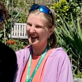 Kundin mit Laufcoach nach erfolgreichem Lauf