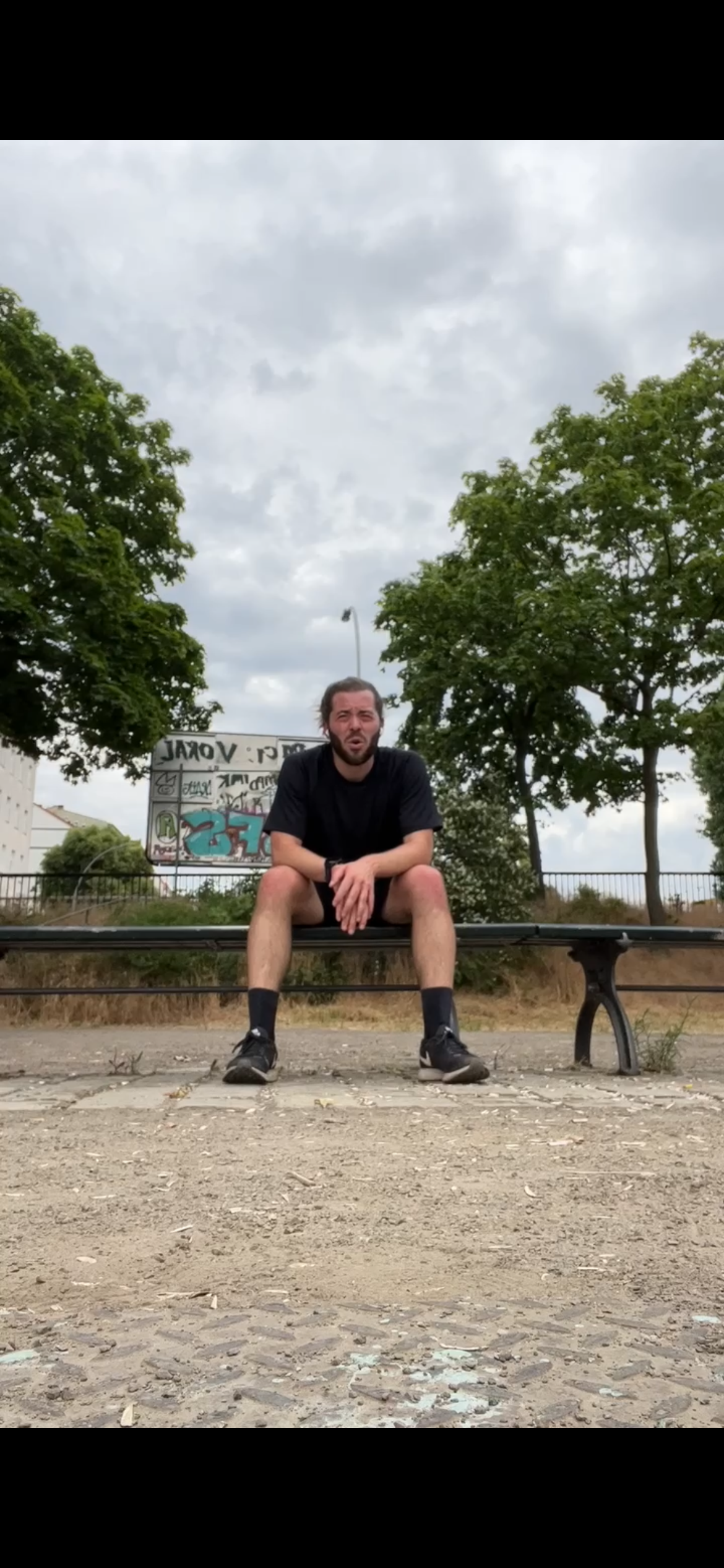 Ferdi Nees sitzt erschöpft auf einer Bank