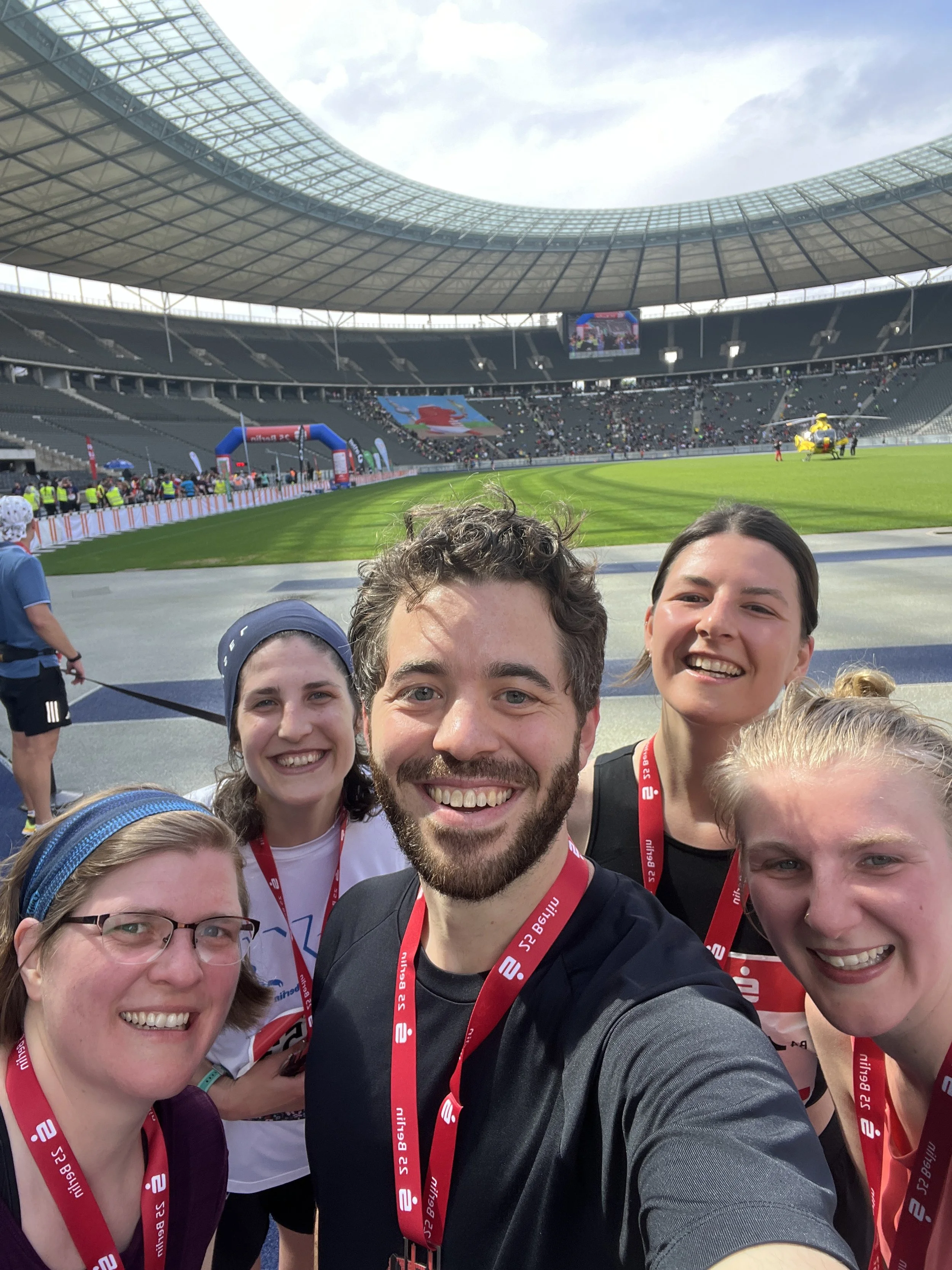 Gruppenfoto von Coach und Laufkurs-Teilnehmerinnen nach erfolgreichem 10-km-Lauf