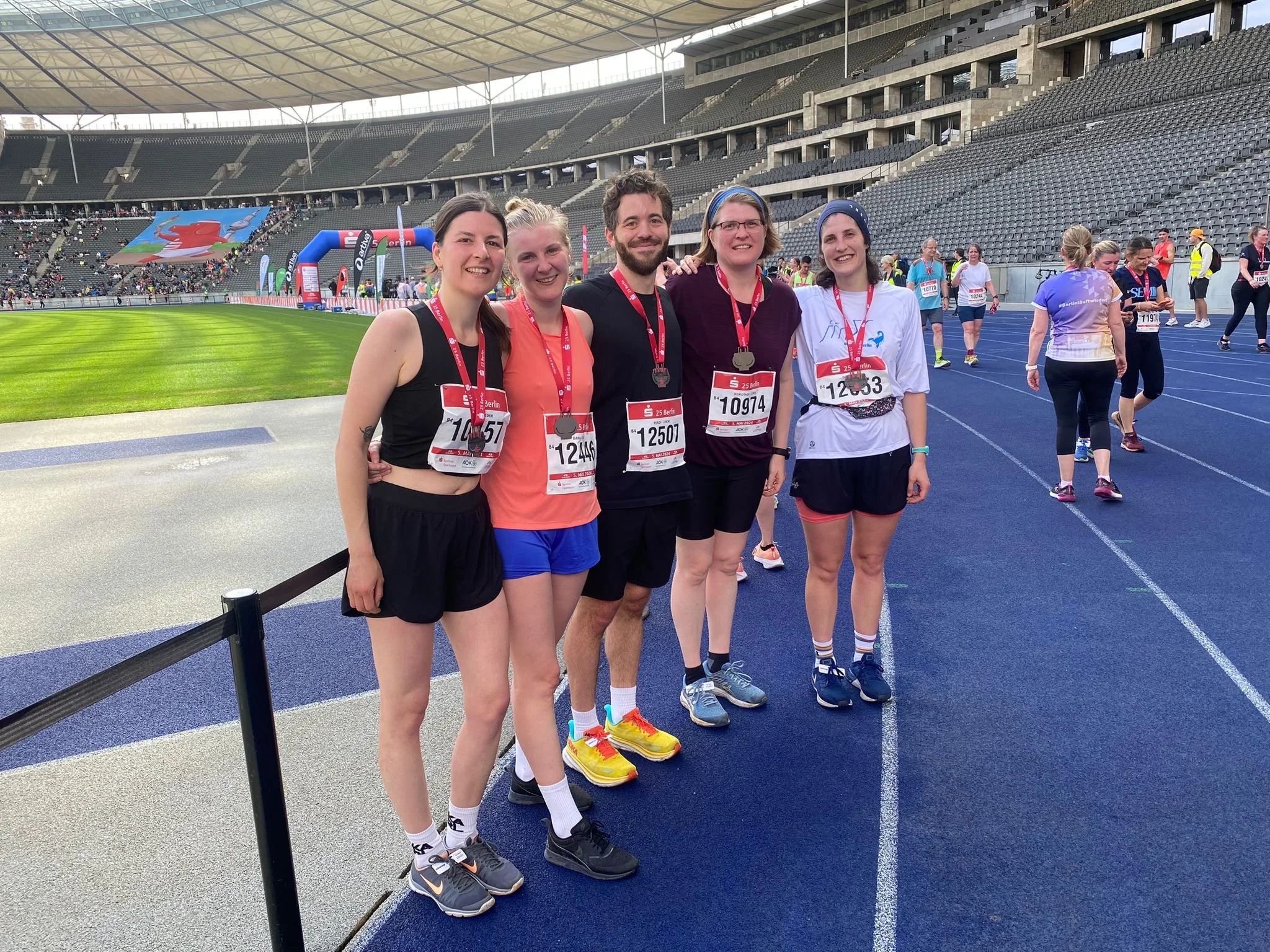 Nach dem gemeinsamen S25-Lauf in Berlin — Teilnehmende des 10-km-Aufbaukurses nach ihrem ersten 10-km-Ziel