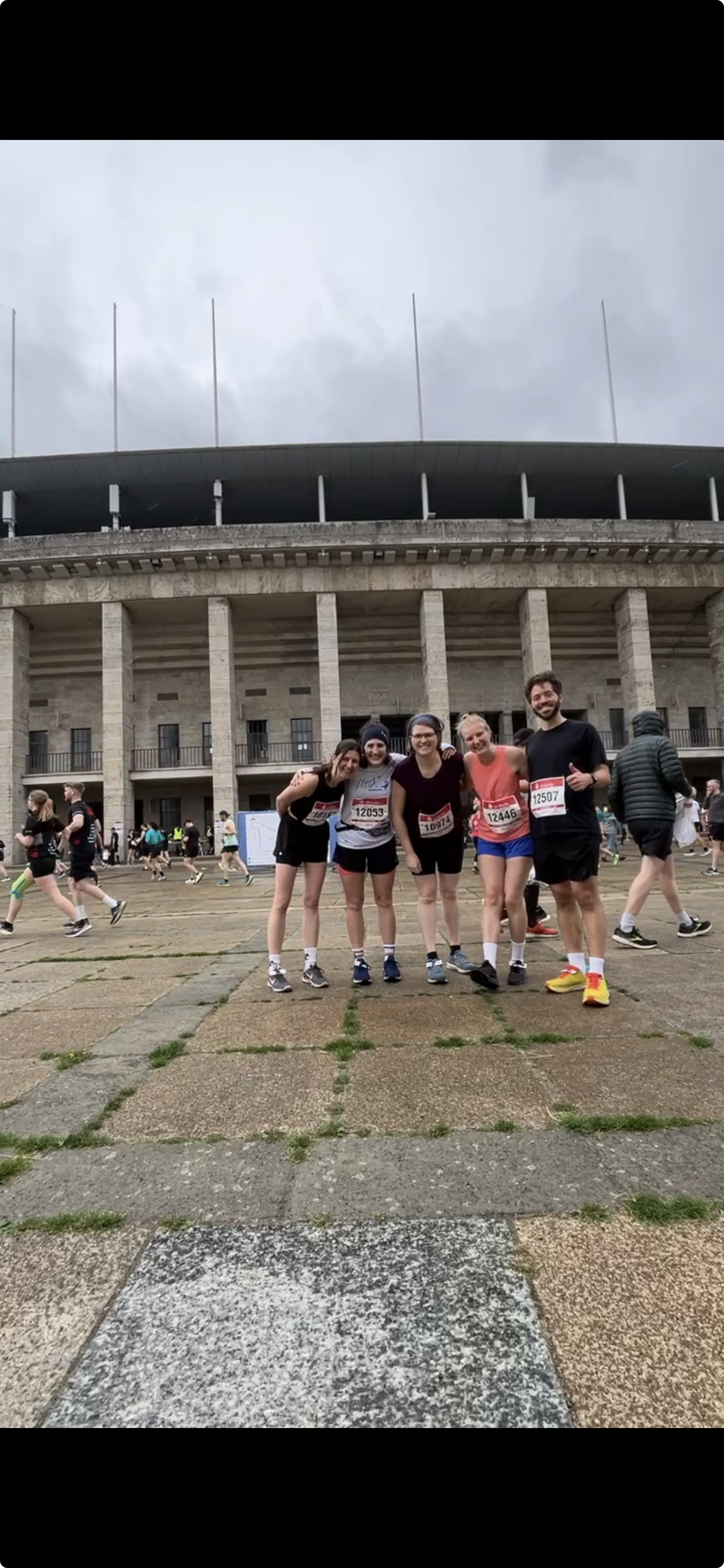 Ferdi Nees mit Laufgruppe vor dem Olympiastadion Berlin