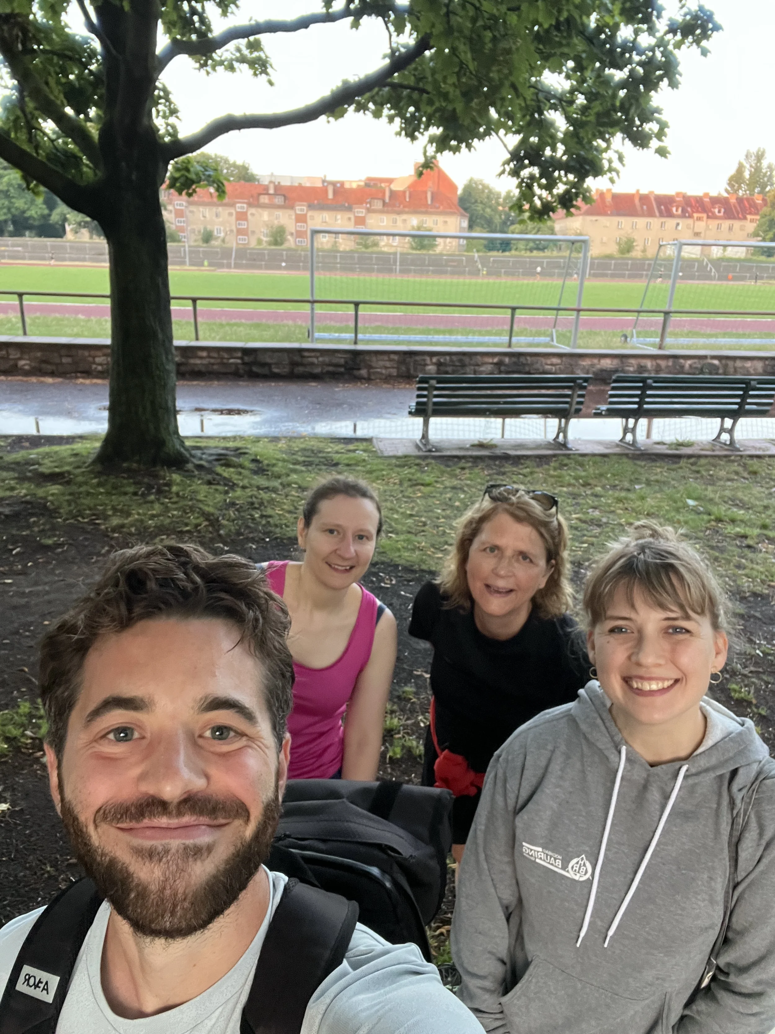 Laufcoach Ferdi mit Laufgruppe nach dem Training
