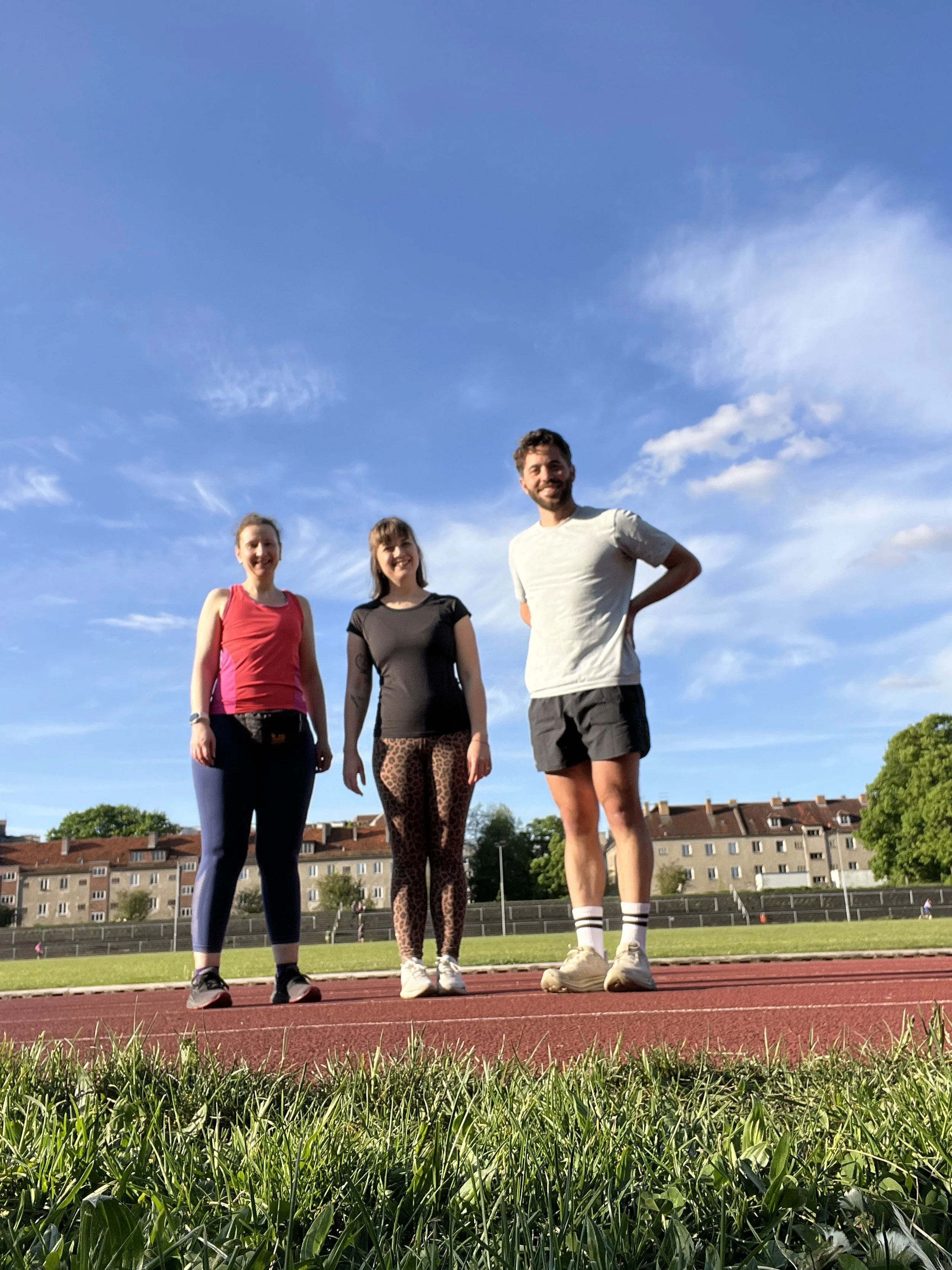 Laufkurs-Teilnehmerinnen beim Training auf der Laufbahn