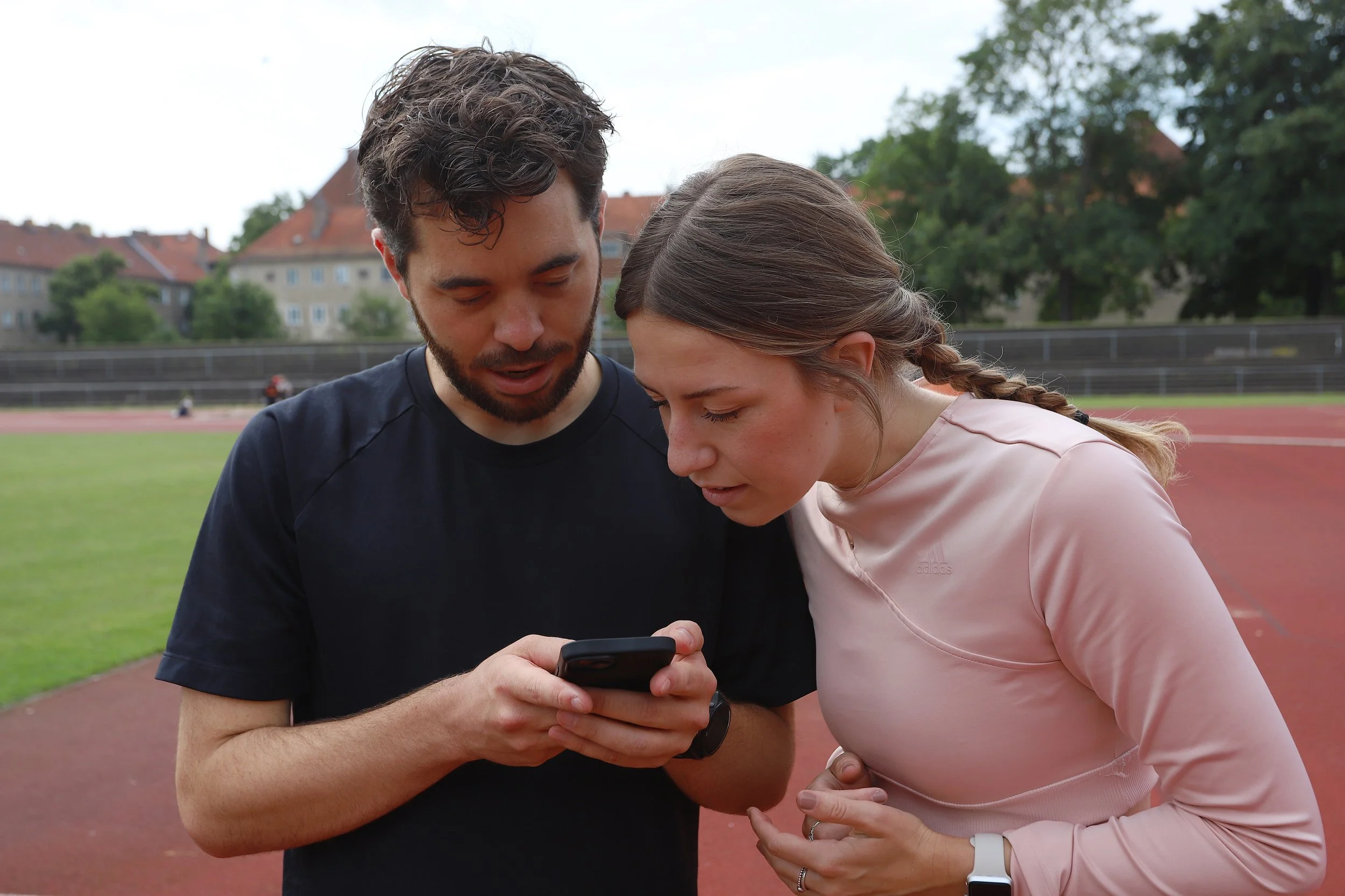 Laufcoach bespricht individuellen Trainingsplan für 10 km oder Halbmarathon