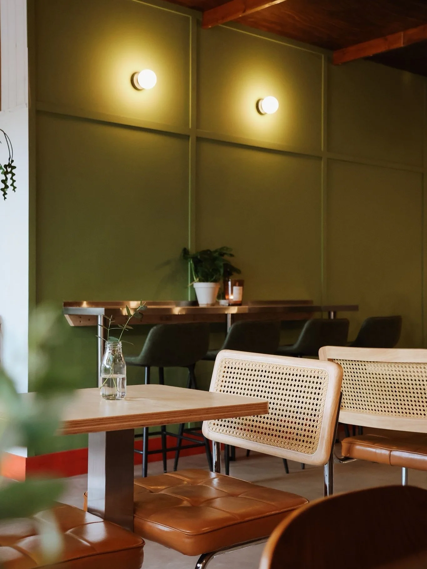 WRS(25)_104 Juno

Set in the heart of Slaithwaite, Juno redefines the neighbourhood eatery.

Fresh olive tones and flashes of tomato red bring a sense of vibrancy to the space, balanced by warm timber, marbled quartz and stainless steel details.

A r