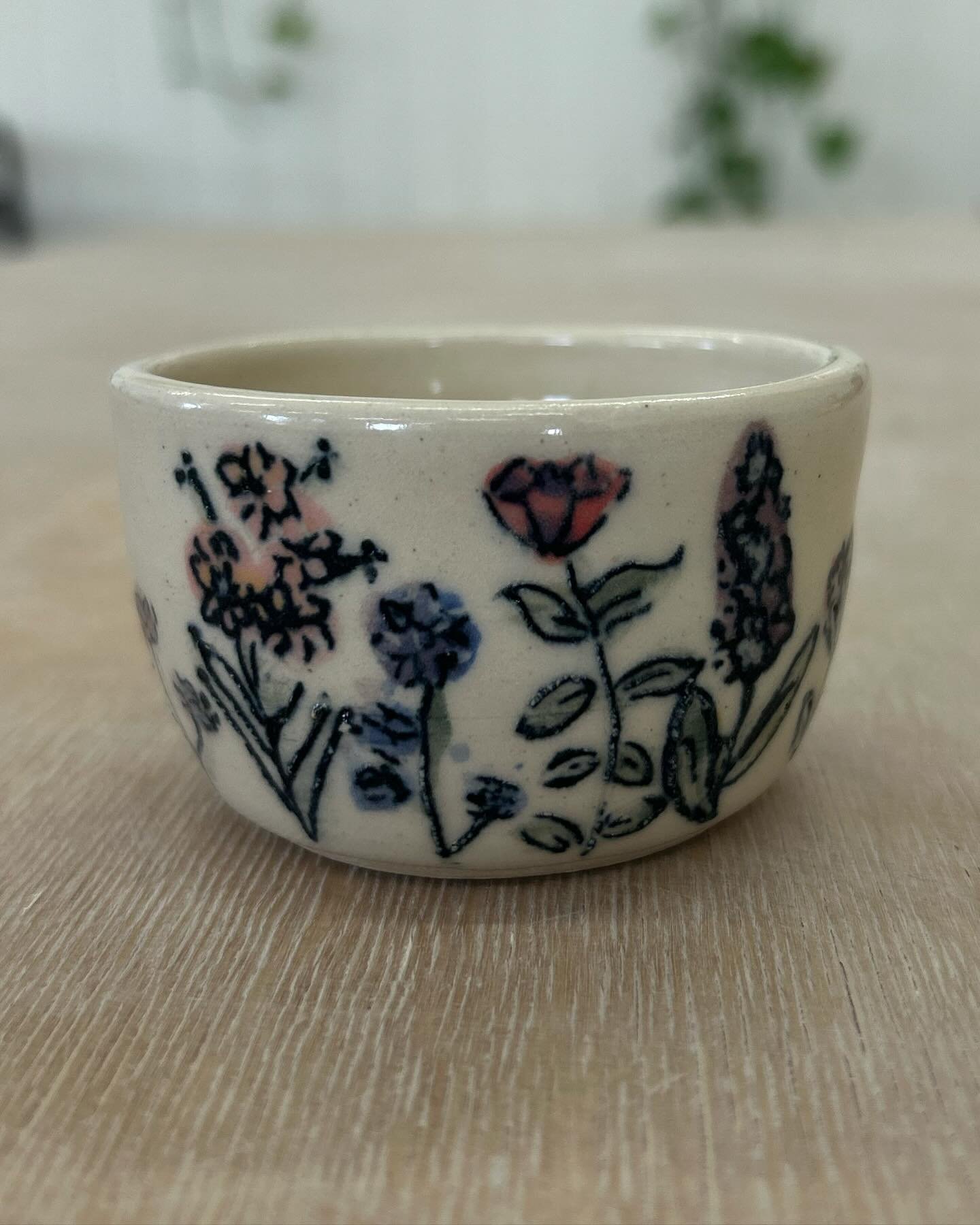 Want to name this cute bowl&hellip; any ideas??! 

&hellip;..
#Instapottery #instaceramics #claylife #potterystudio #buyhandmade #makersofinstagram #handmademug #handmadebowl #potteryforall #modernceramics #potterymug #colorfulceramics #potteryofinst