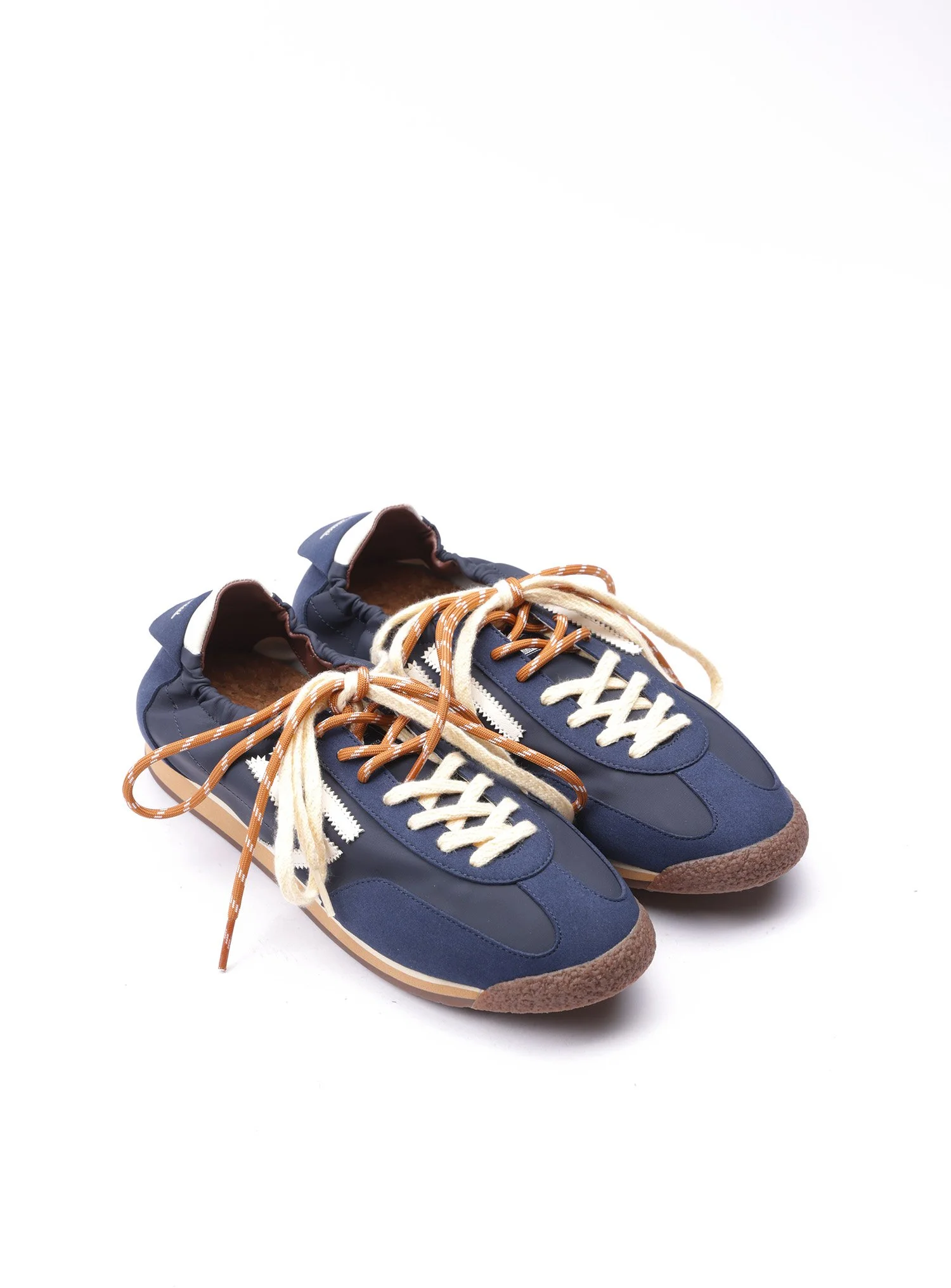 Sneakers Puraai ispirate dallo stile vintage anni 70, realizzate con materiali riciclati e biologici.