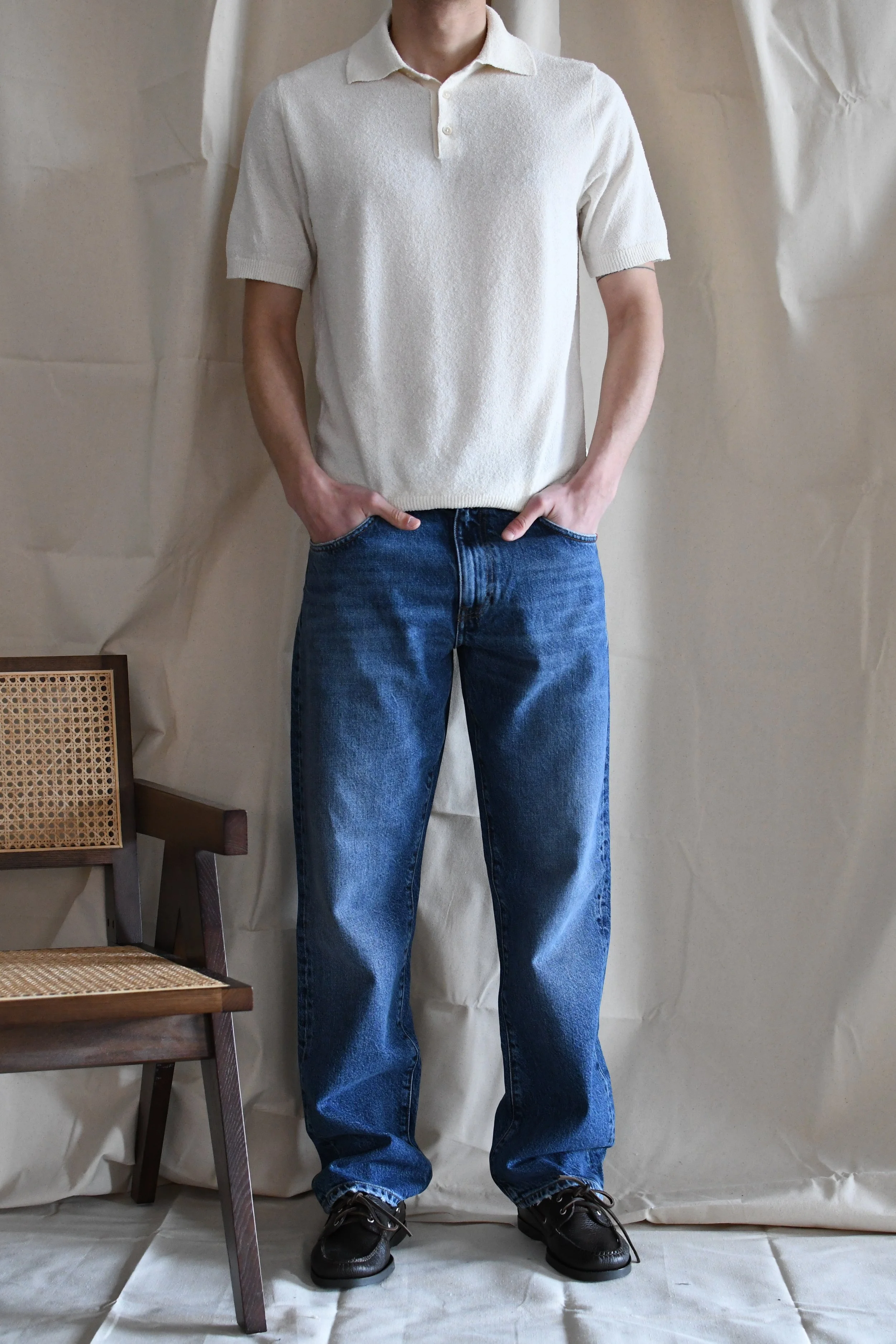 Jeans Amish tela con lavaggio medio e fondo dritto. Un denim moderno con una vestibilità comoda ideale da abbinare ad una scarpa bassa.