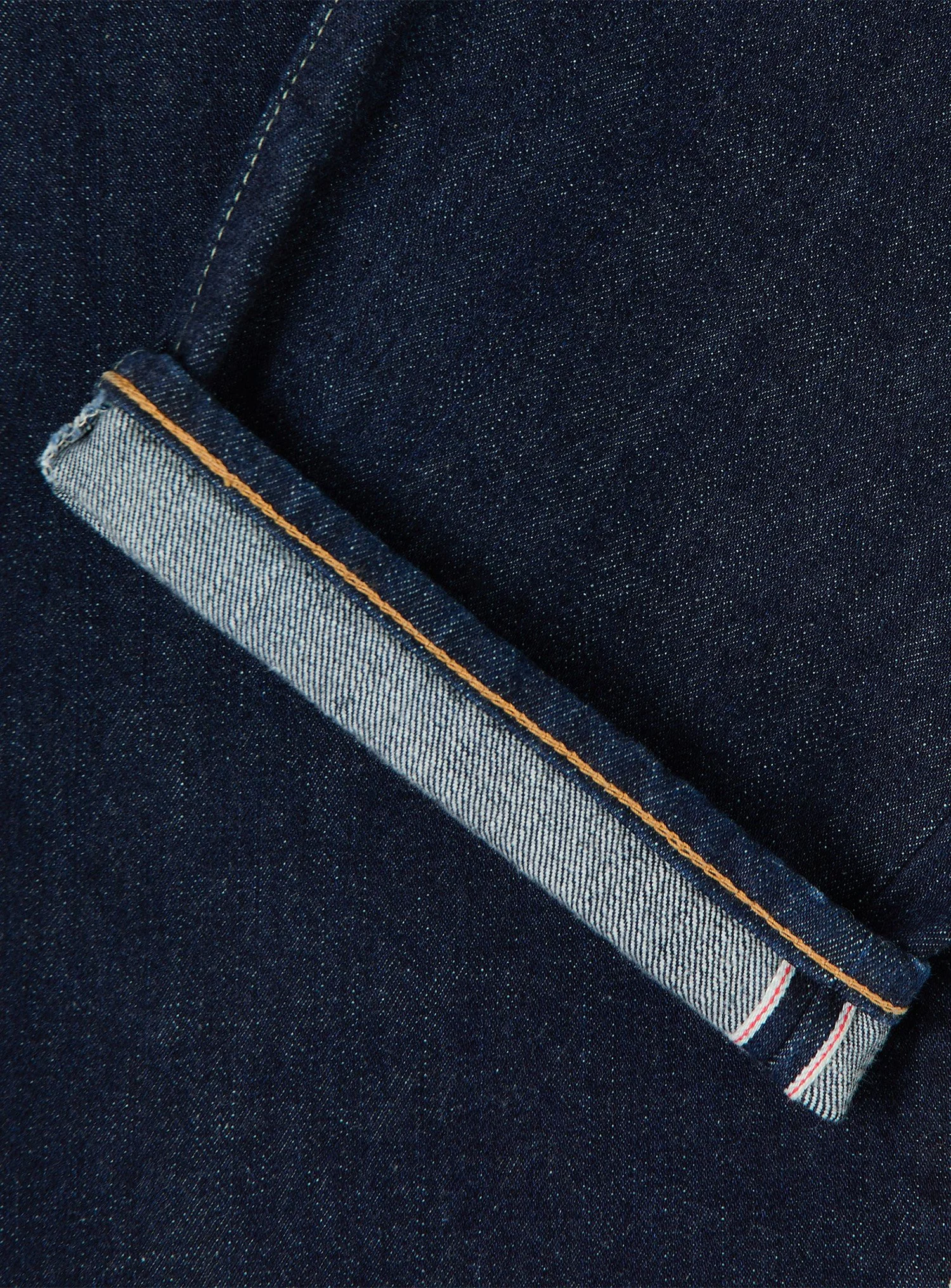 Denim Edwin rinsed tinta unita non lavato con cimosa rossa. Edwin è un marchio di denim all'avanguardia, dove risaltano l'artigianalità e la competenza giapponese.