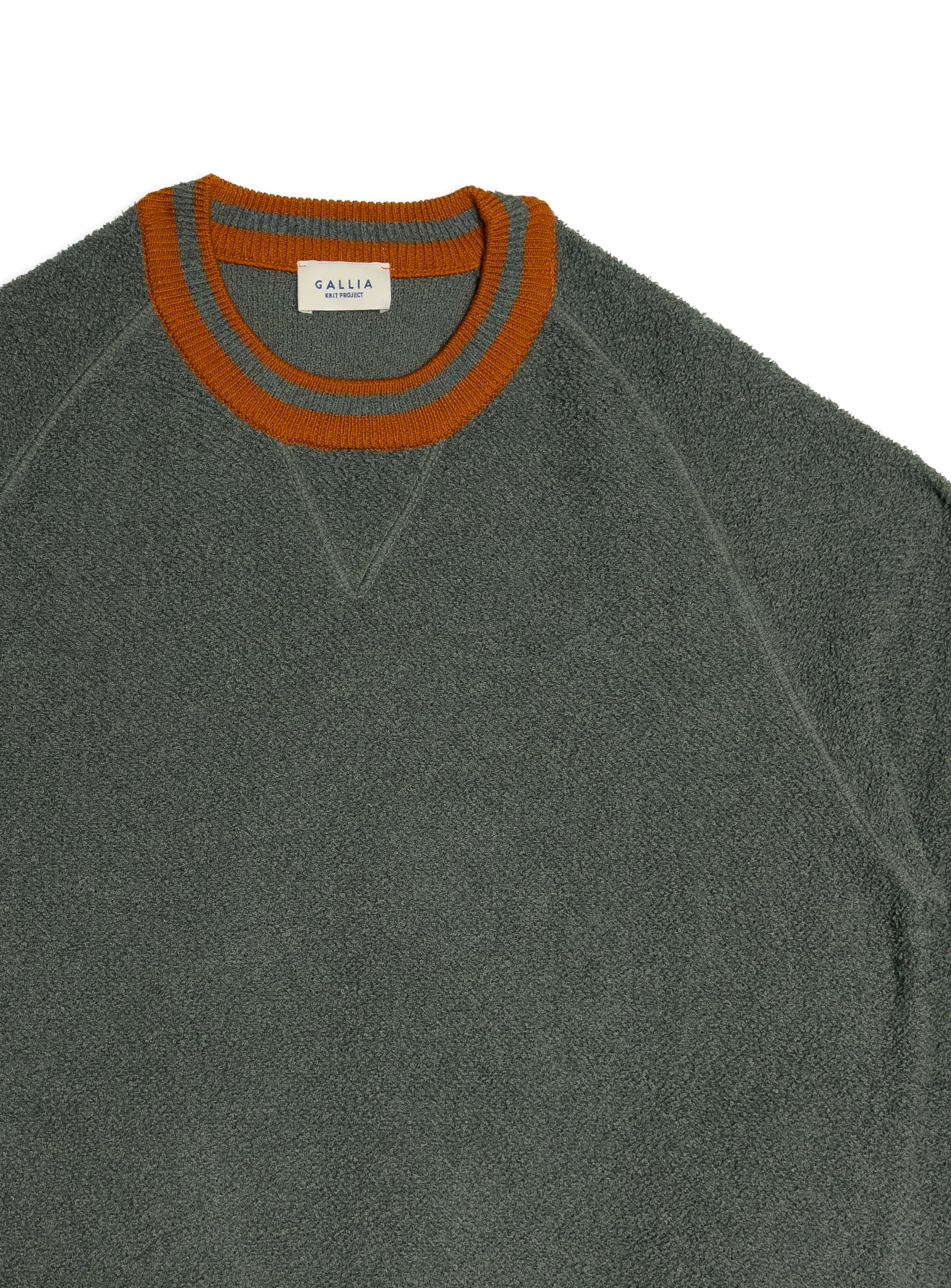 Maglia Gallia a maniche lunghe in morbido e leggero cotone effetto spugna tinta unita con dettaglio a contrasto nel collo, polsini e fondo.