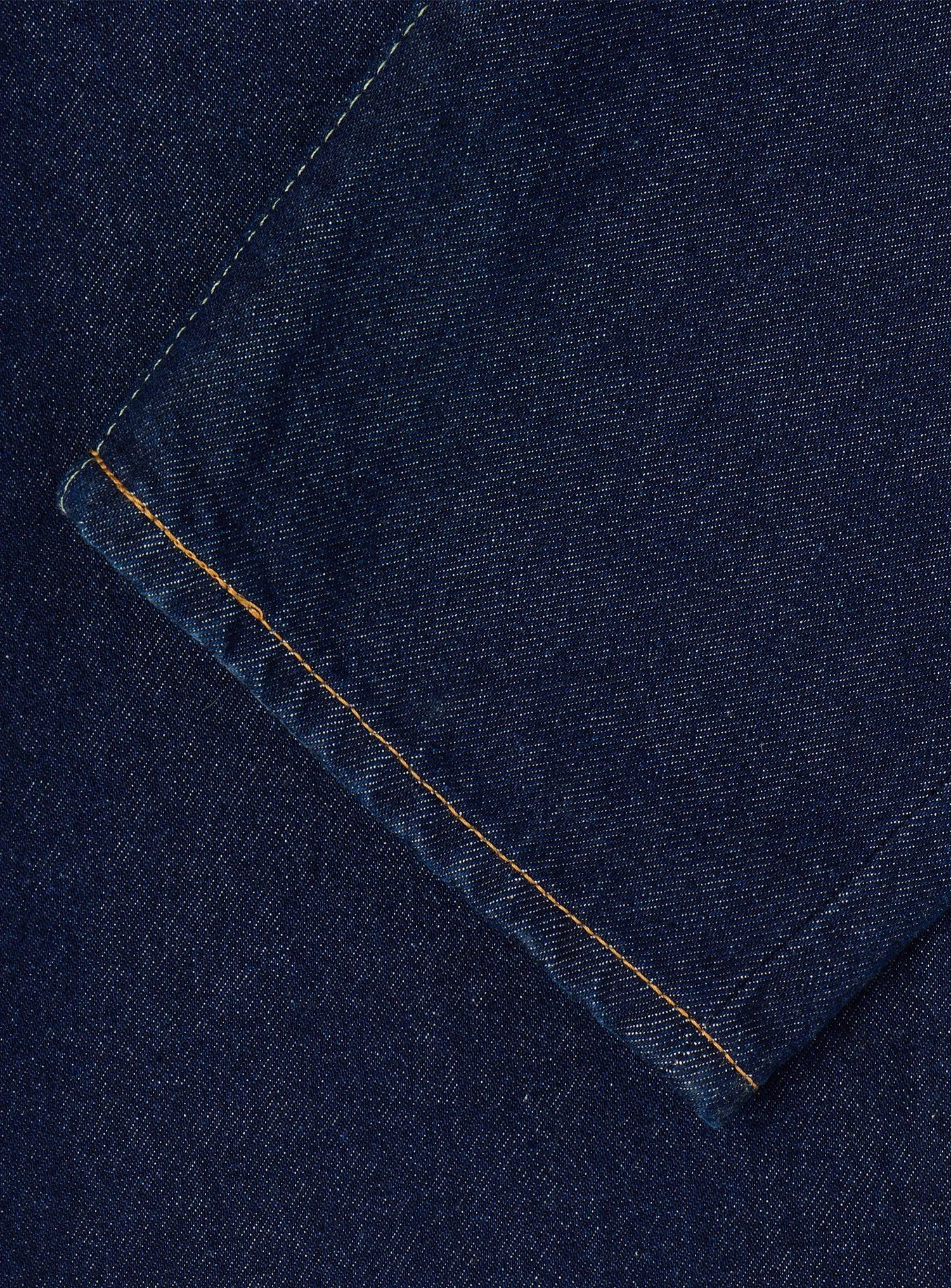 Denim Edwin rinsed tinta unita non lavato. Edwin è un marchio di denim all'avanguardia, dove risaltano l'artigianalità e la competenza giapponese.